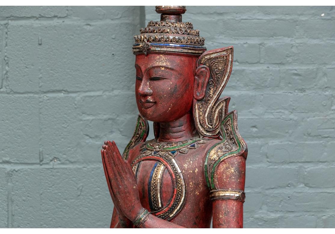 Anglo Raj Paire de soucoupes dévotionnelles fines et monumentales sculptées et peintes en vente