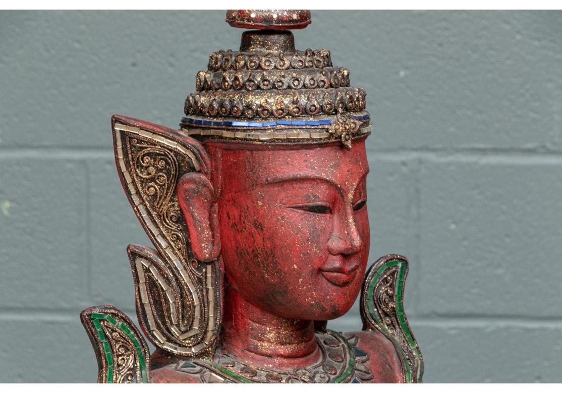 Doré Paire de soucoupes dévotionnelles fines et monumentales sculptées et peintes en vente