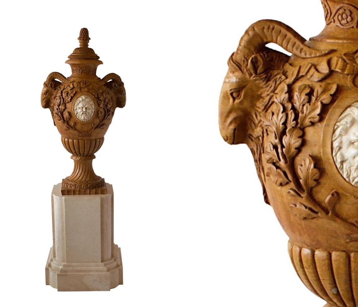 Fine and Monumental Pair of Italian Neoclassical Siena Marble Urns on Pedestal For Sale 1