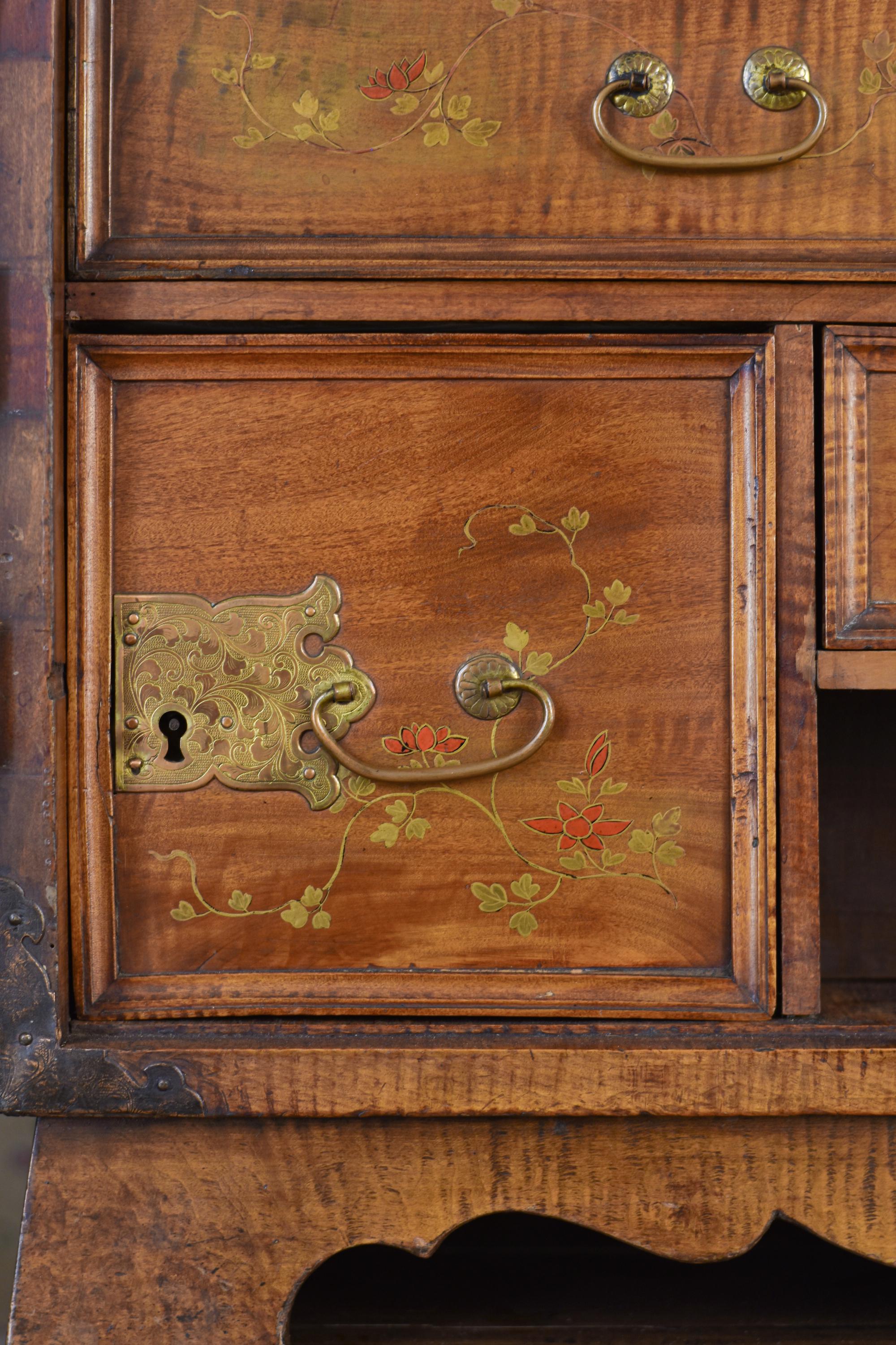 Fine and Rare 17th Century Japanese Mulberry Wood Gilt-Lacquer Cabinet on Stand For Sale 6