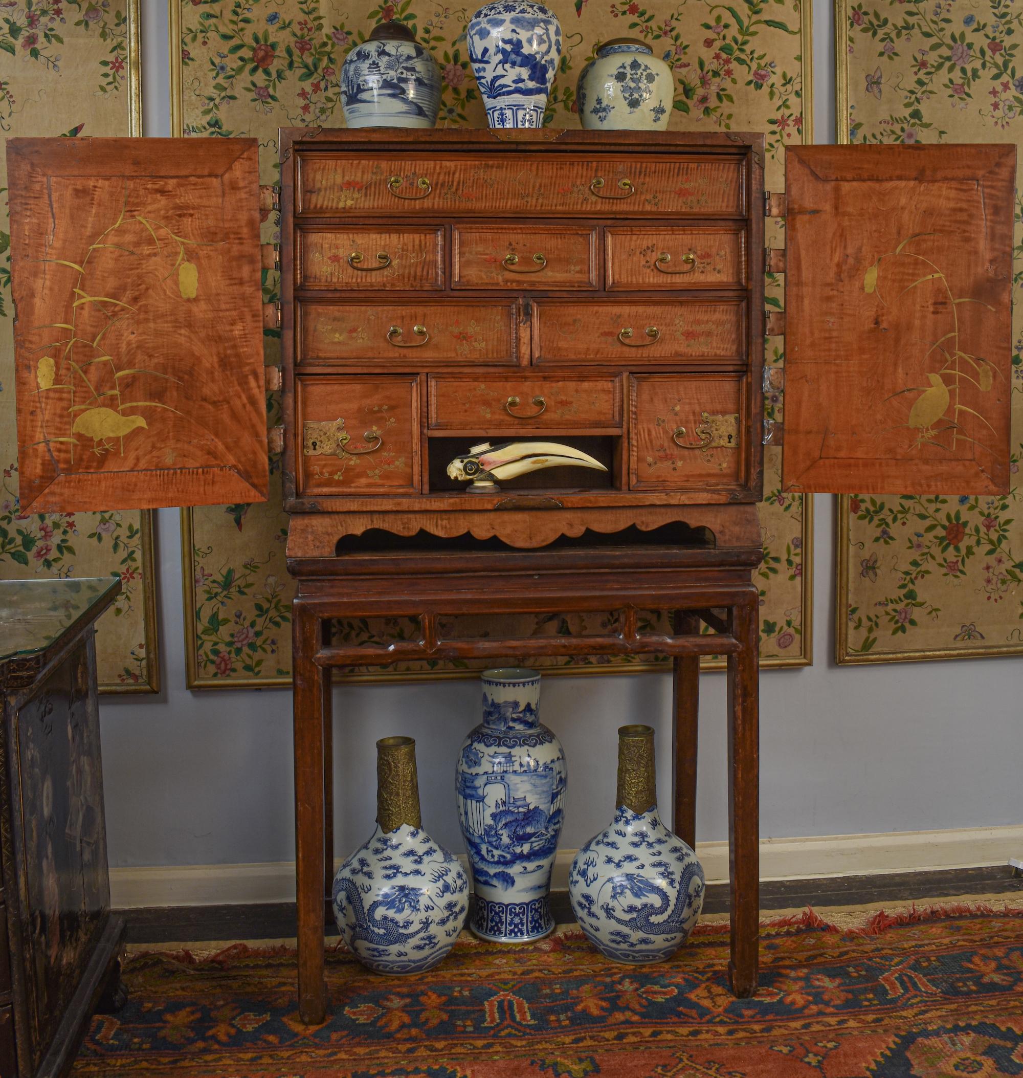 Fine and Rare 17th Century Japanese Mulberry Wood Gilt-Lacquer Cabinet on Stand In Good Condition For Sale In Lymington, GB
