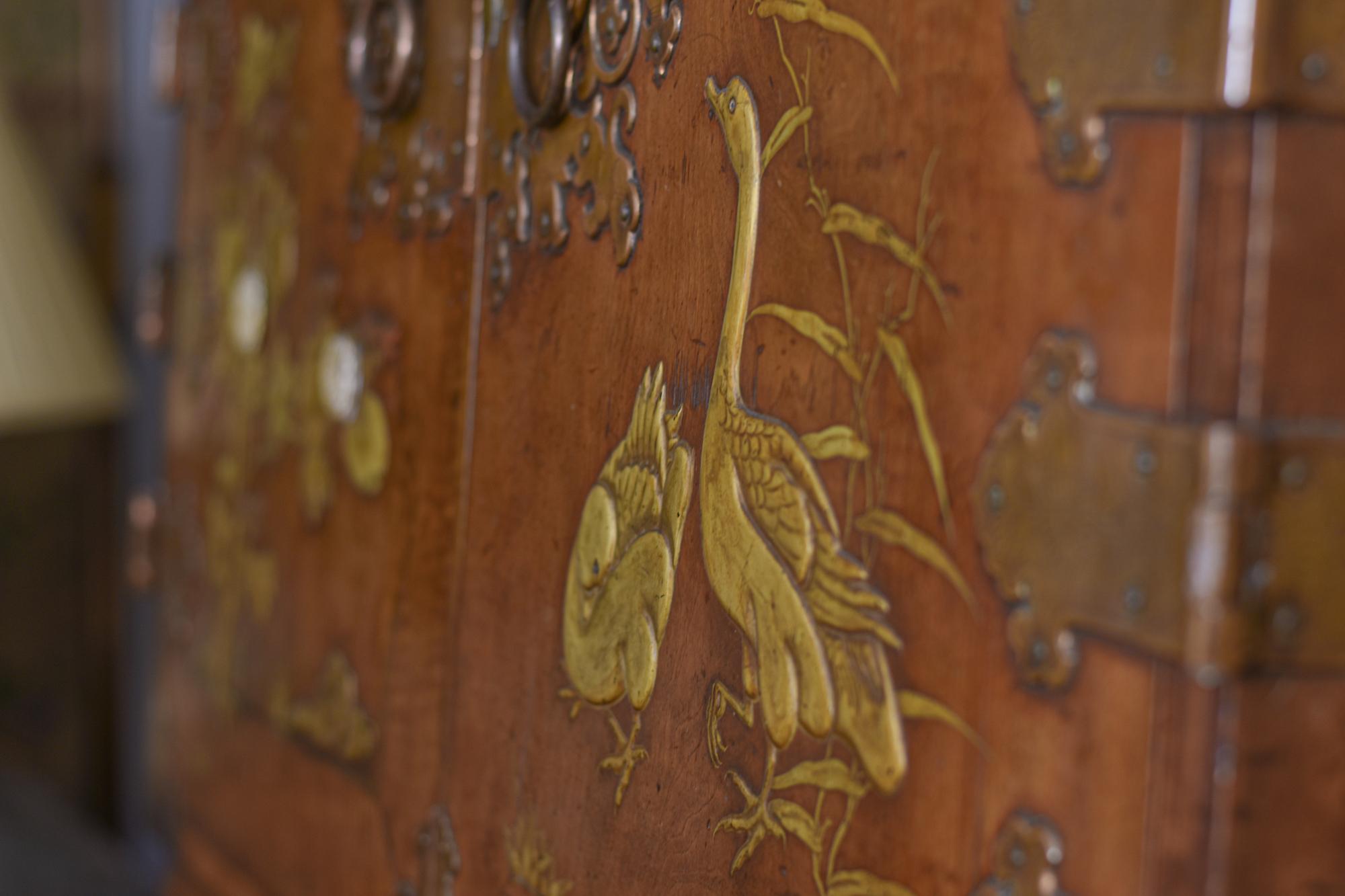 Fine and Rare 17th Century Japanese Mulberry Wood Gilt-Lacquer Cabinet on Stand For Sale 1