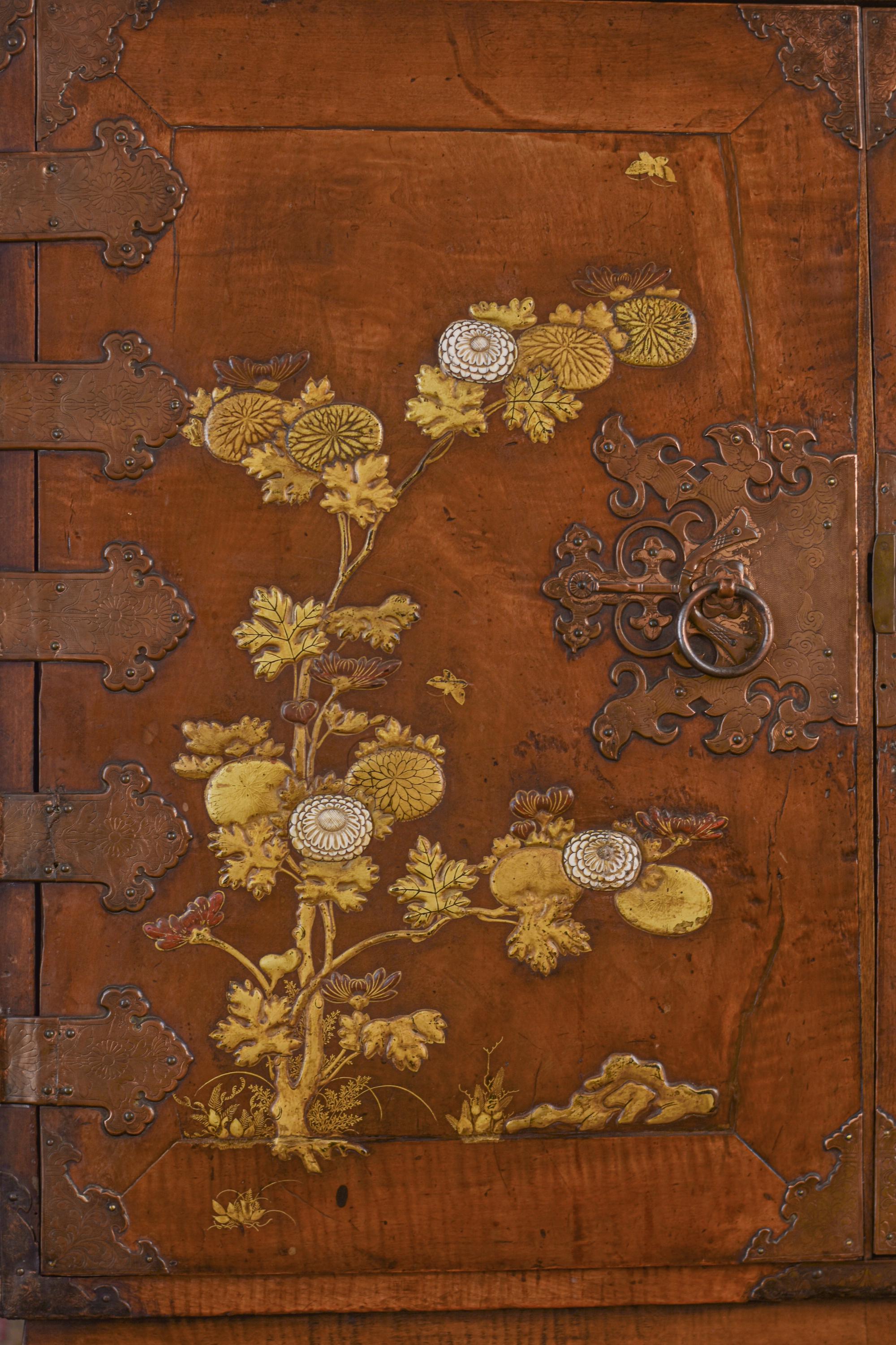 Fine and Rare 17th Century Japanese Mulberry Wood Gilt-Lacquer Cabinet on Stand For Sale 3