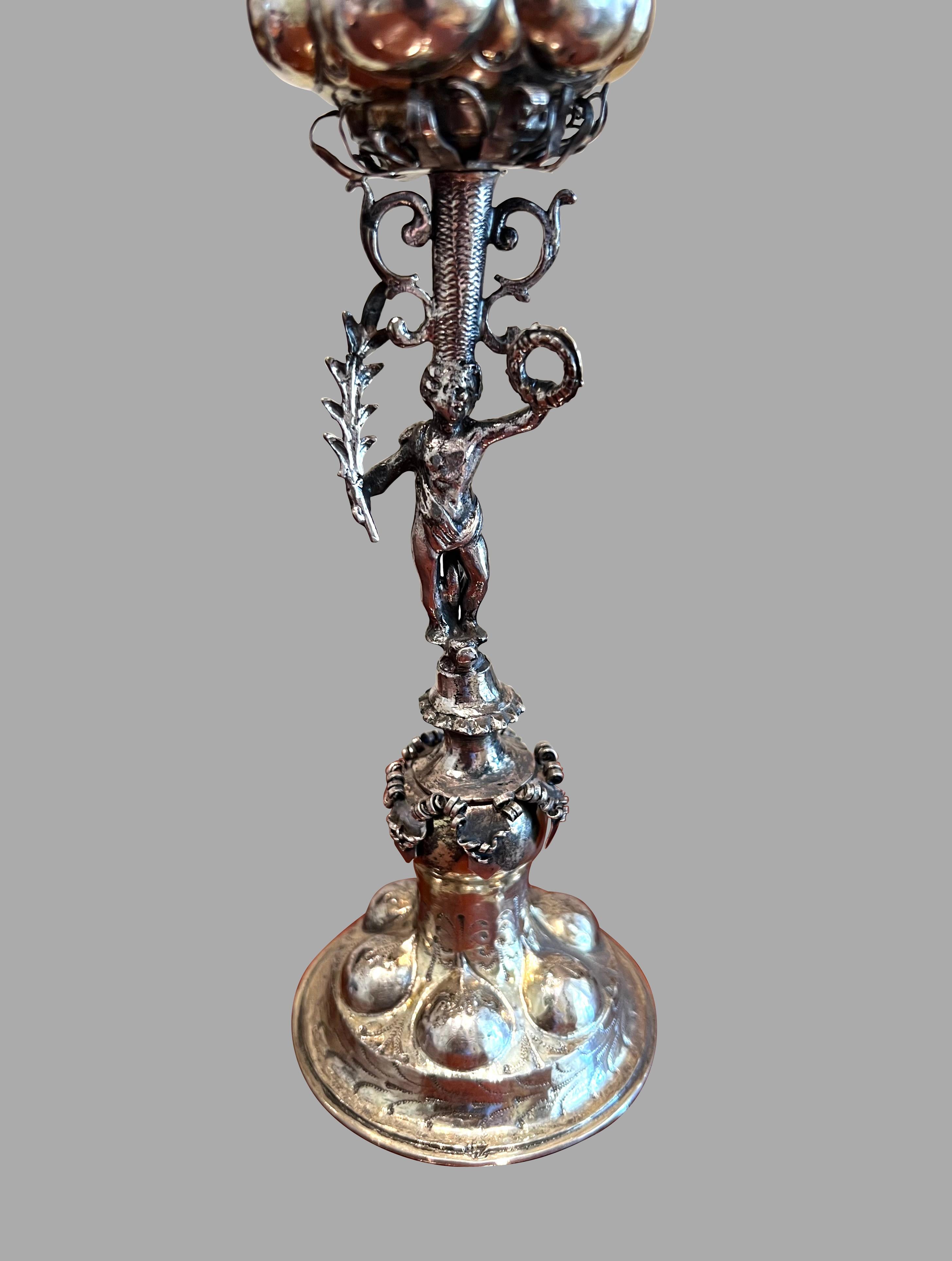 Feines und Seltenes 17.  Nuremberg Silber vergoldeter Kelch und Deckel aus dem Jahrhundert (17. Jahrhundert) im Angebot