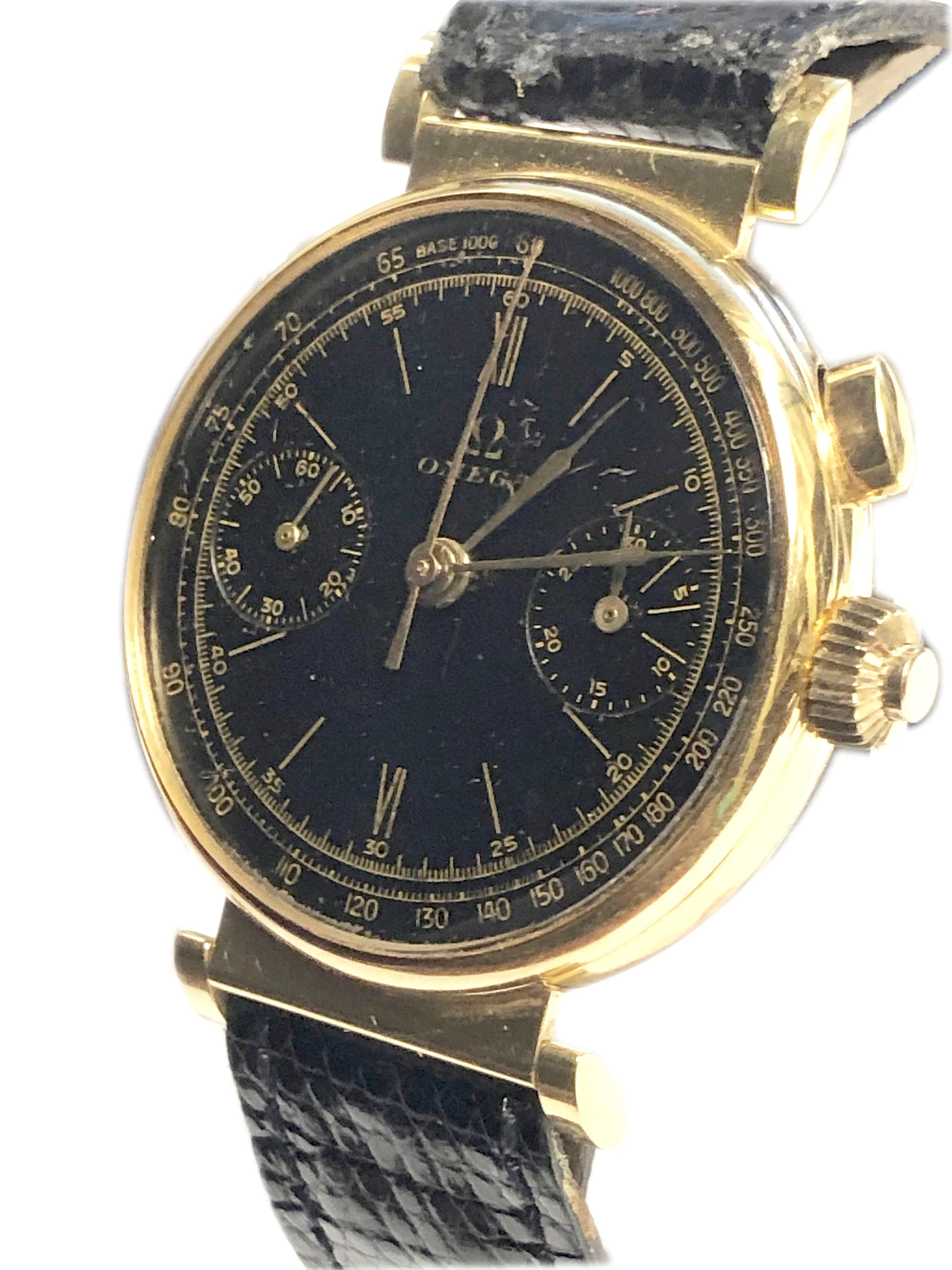 Circa 1930s Omega Chronograph Wrist Watch, 18K Rose Gold 37 M.M. 3 pièces signé Omega avec des cornes flexibles. mouvement 17 rubis à levier en nickel et doré, 2 fonctions de chronographe à registre actionnées par un seul bouton avec fonction Fly