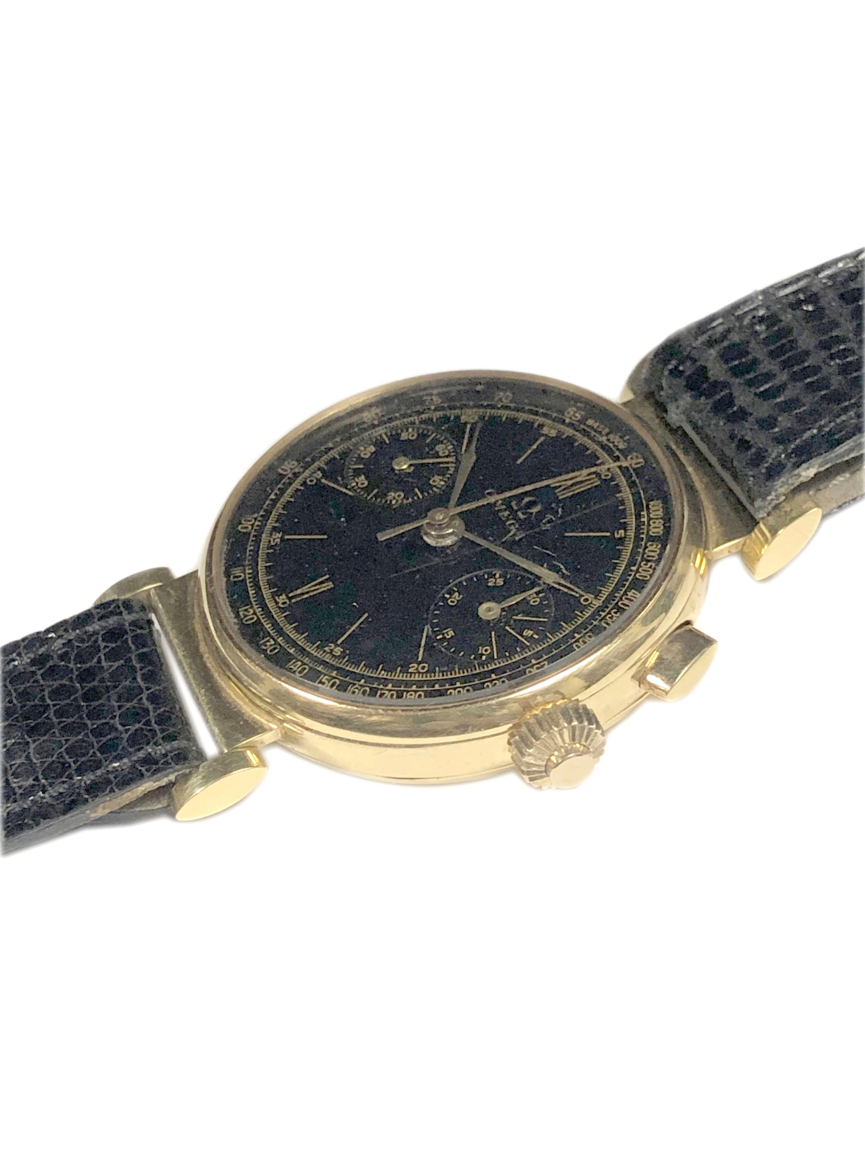 Montre-bracelet chronographe Omega en or rose, fine et rare, des années 1930 en vente 1