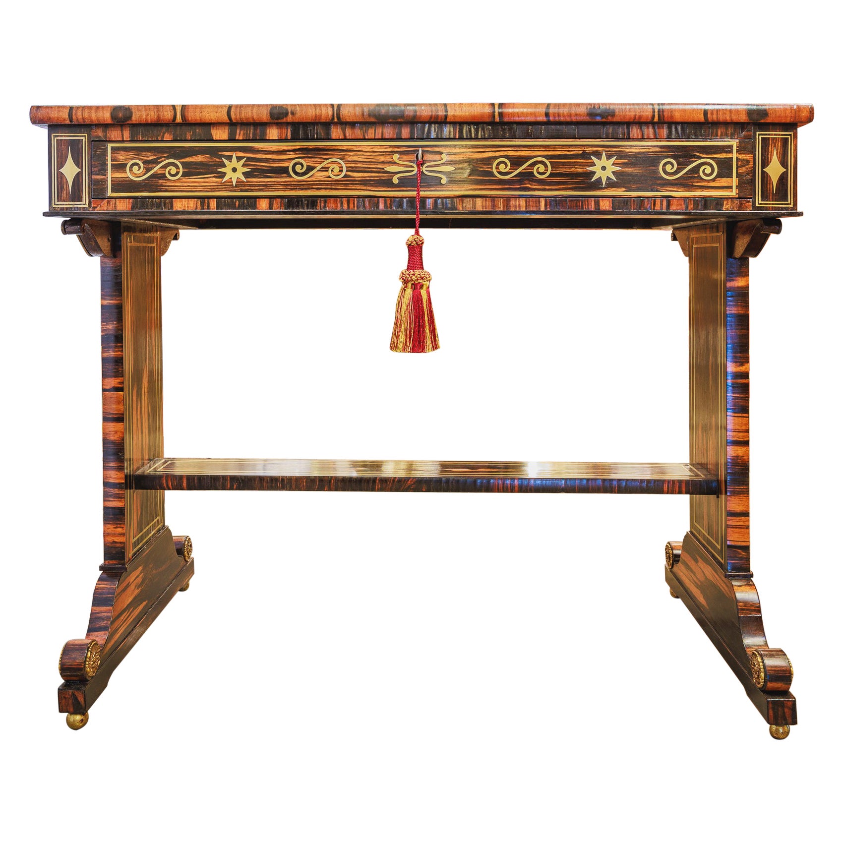 Une belle et rare pièce du 19e siècle  Table à écrire Regency en calamandre et laiton incrusté en vente