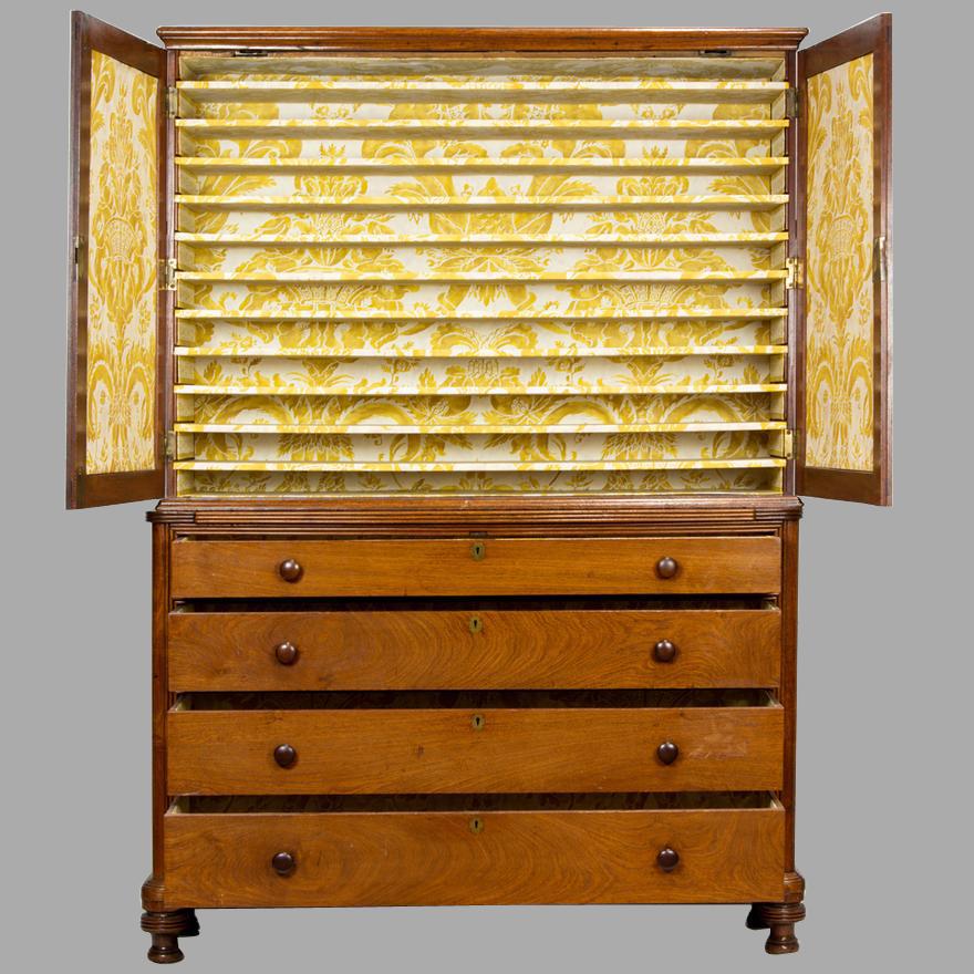 Schöner und seltener anglo-indischer Padouk-Holzschrank in zwei Abschnitten im Zustand „Gut“ im Angebot in San Francisco, CA