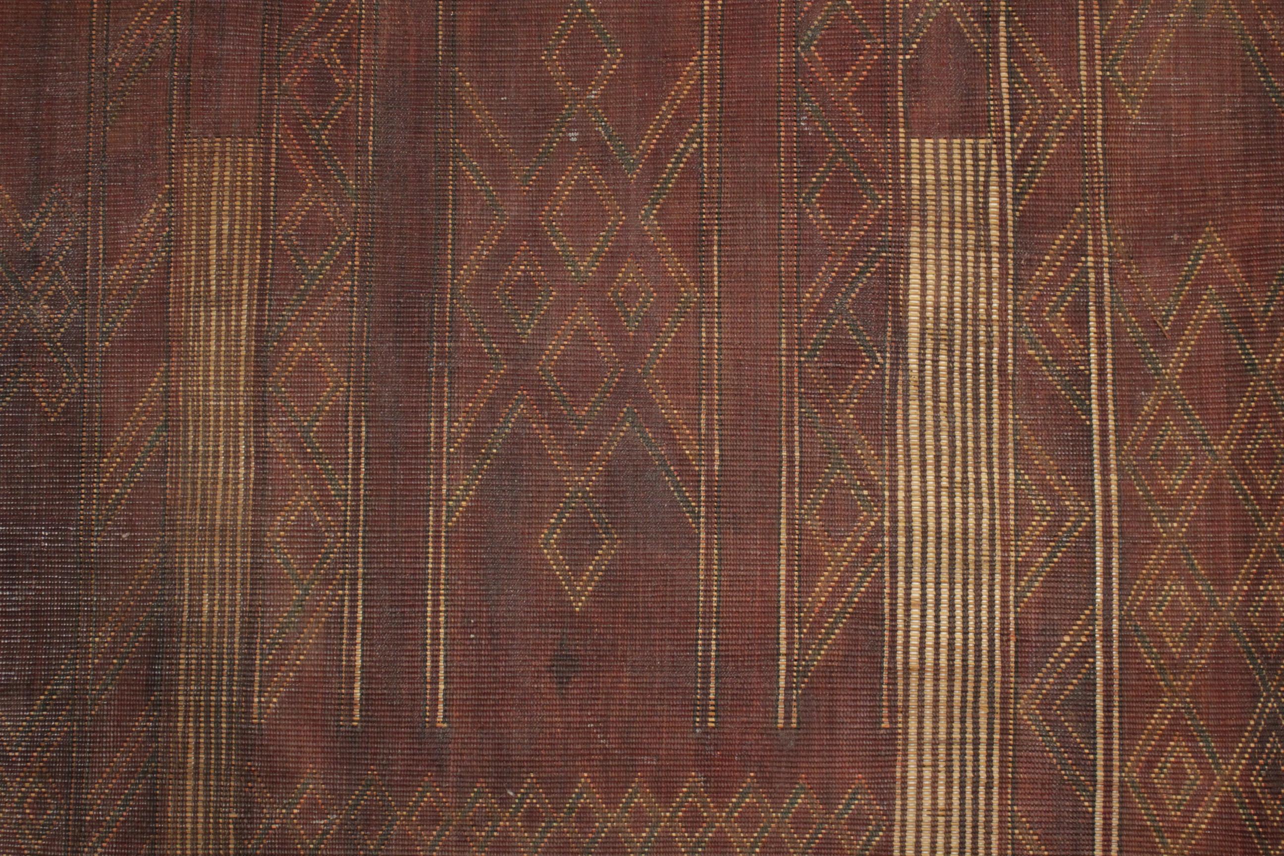 Les tapis des Touaregs, qui sont des nomades éleveurs de bétail habitant une vaste étendue du désert du Sahara, font partie du groupe de tissages le plus passionnant à apparaître sur le marché. Ils sont tissés en reliant de fins roseaux de paille