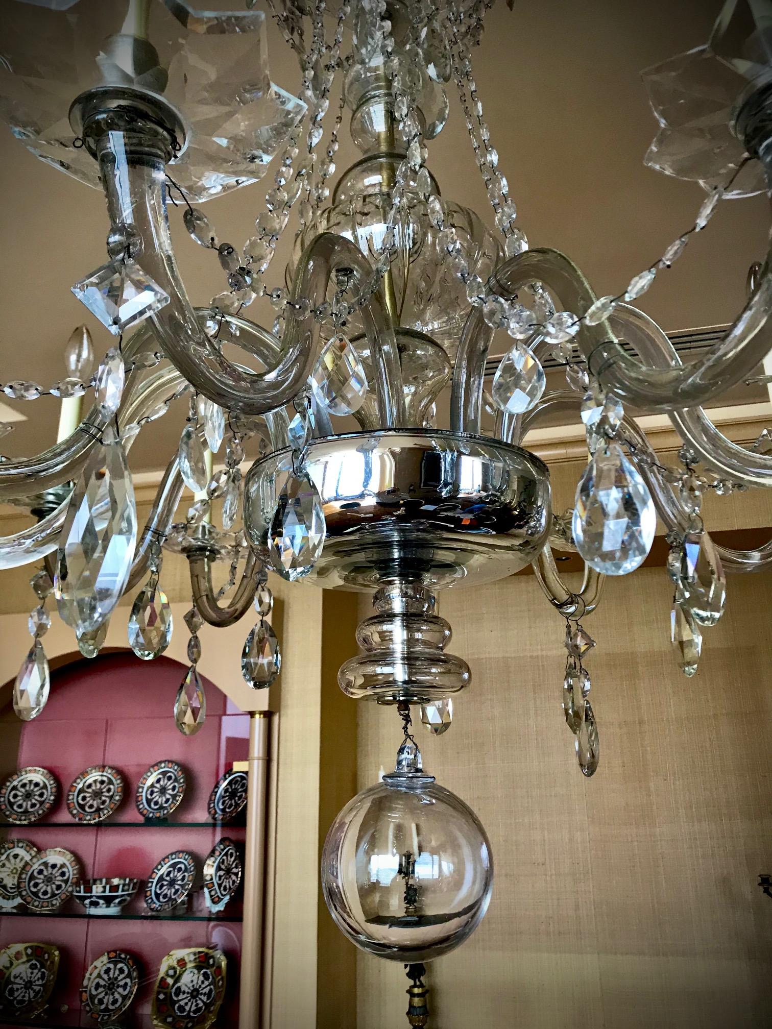 Fine and Rare Dutch Twelve Lights Crystal Chandelier In Good Condition For Sale In Montreal, QC