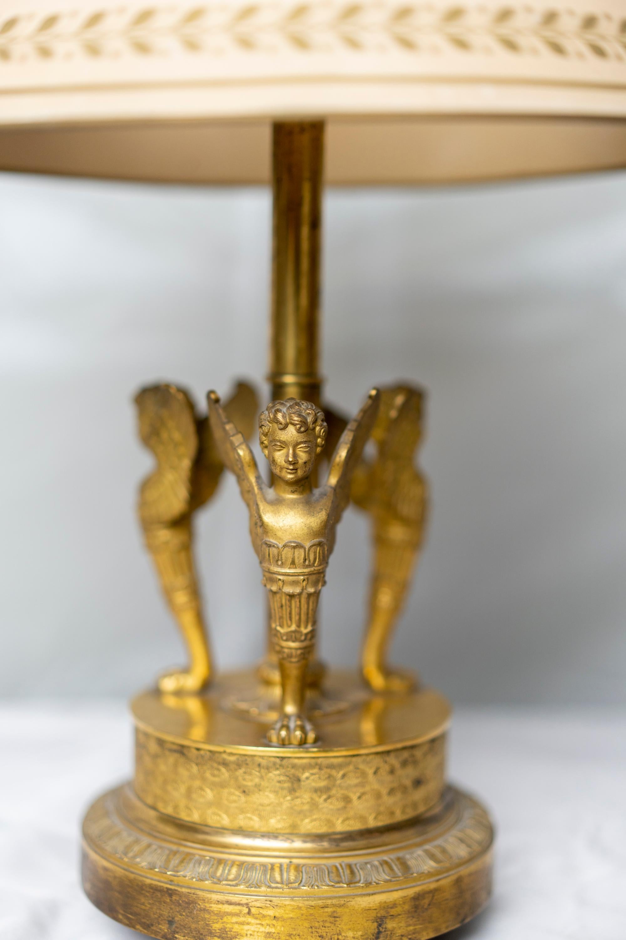 Français Belle et rare lampe de table bouillotte d'époque Empire en bronze doré en vente