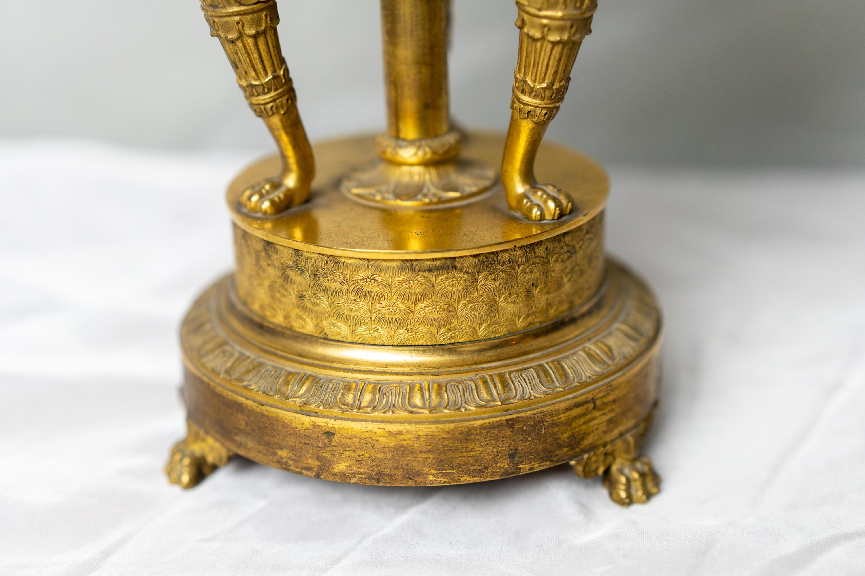 Belle et rare lampe de table bouillotte d'époque Empire en bronze doré Bon état - En vente à Montreal, QC