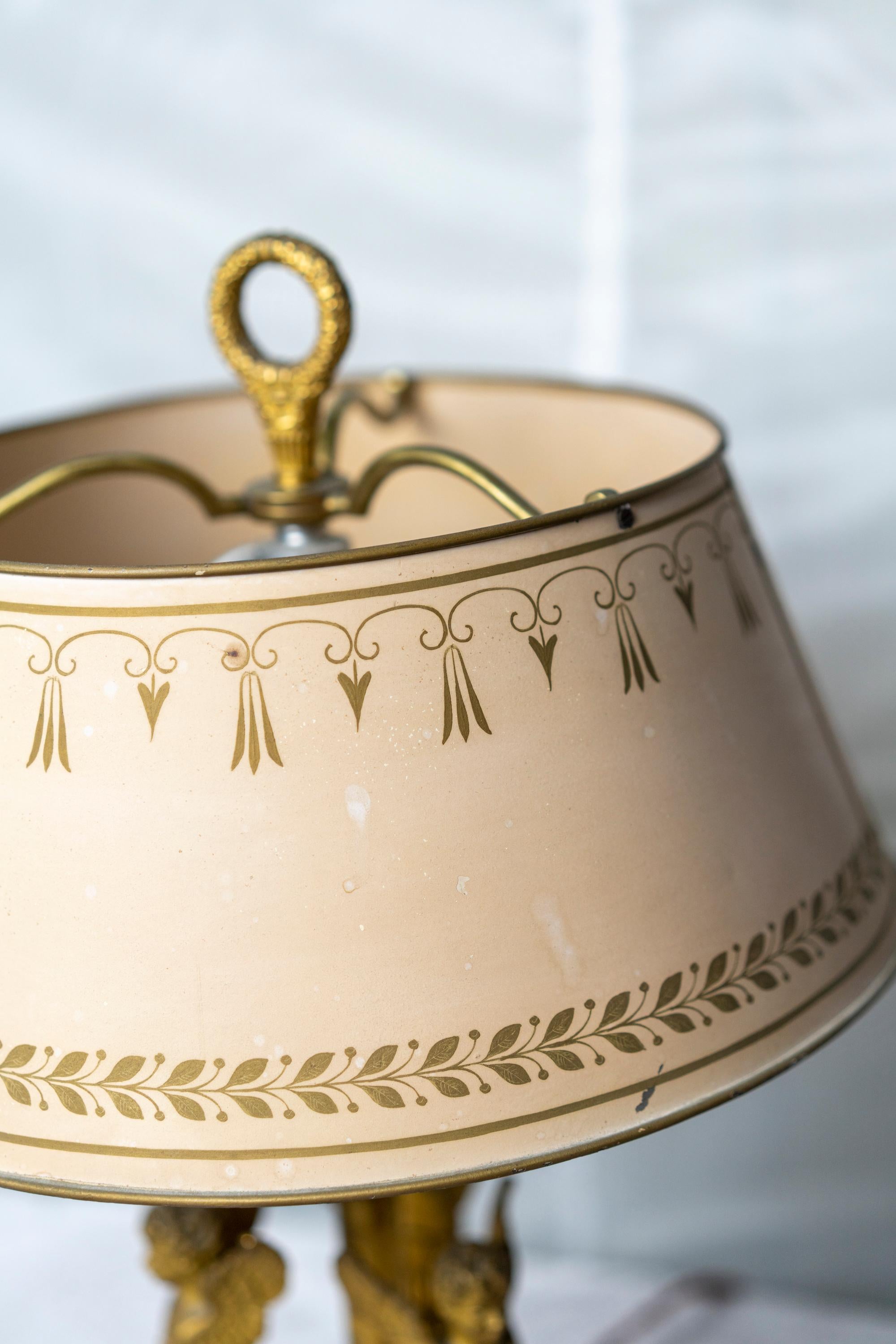 Début du XIXe siècle Belle et rare lampe de table bouillotte d'époque Empire en bronze doré en vente