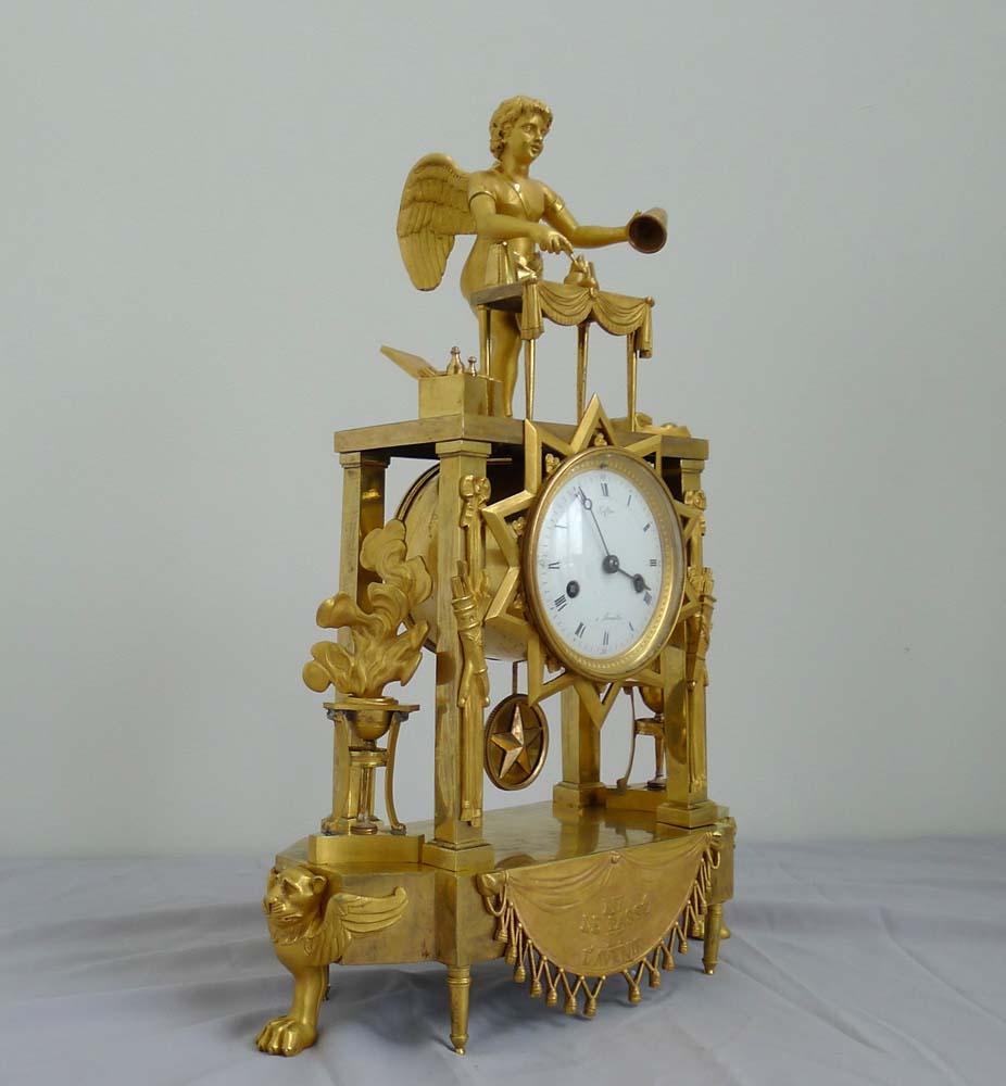 Français Belle et rare horloge Empire française représentant Cupidon en magicien découvrant des cœurs enflammés en vente