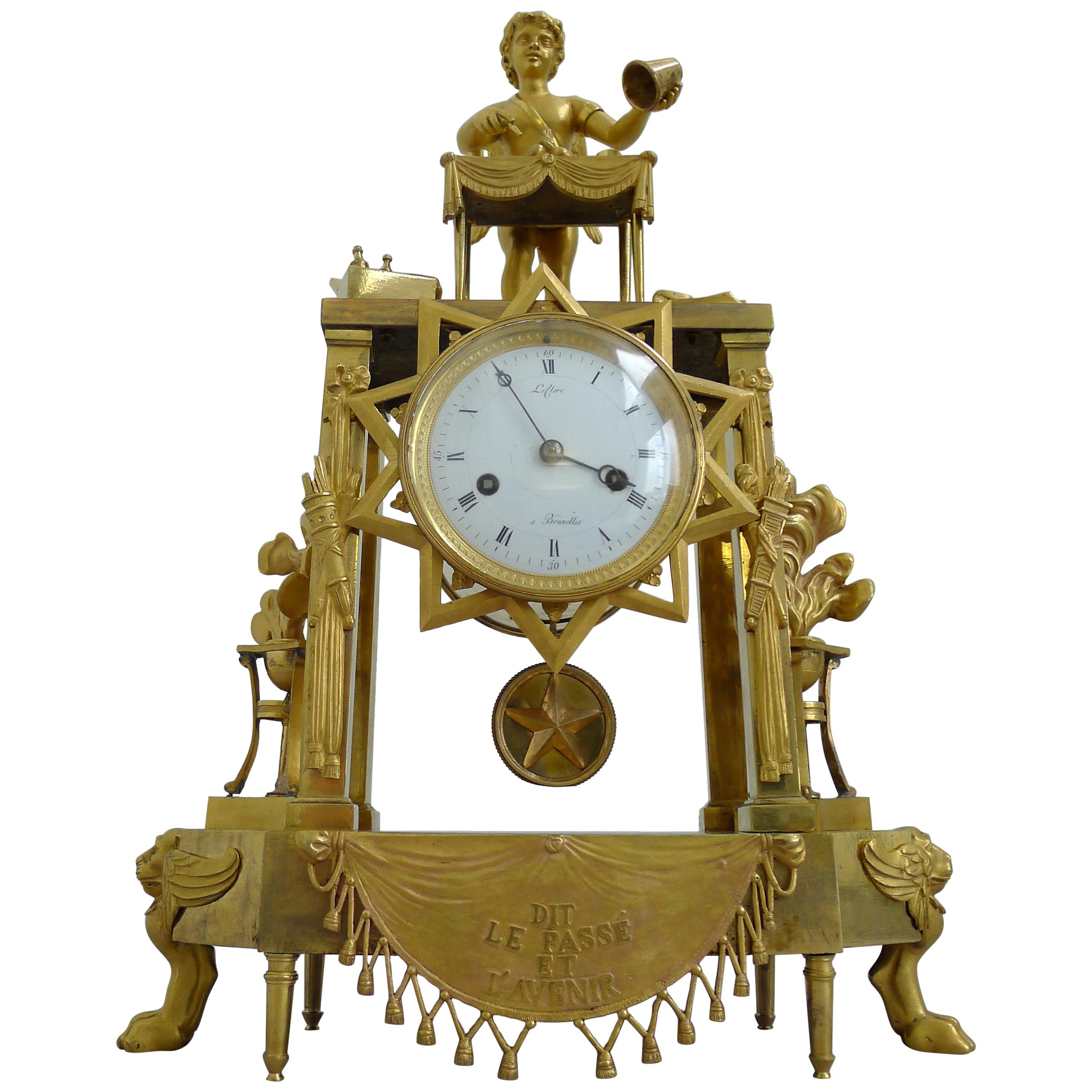 Belle et rare horloge Empire française représentant Cupidon en magicien découvrant des cœurs enflammés en vente