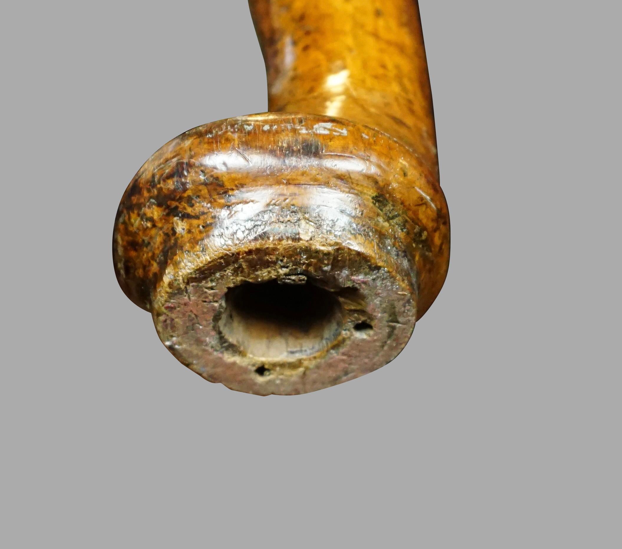Feiner und seltener mit Nadelspitze gepolsterter Ohrensessel aus Nussbaumholz aus der George II. im Angebot 11