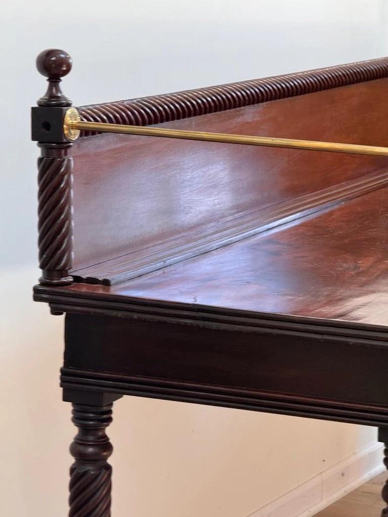 Fine and rare Irish server, sideboard, Dublin c. 1790-1810. For Sale 3
