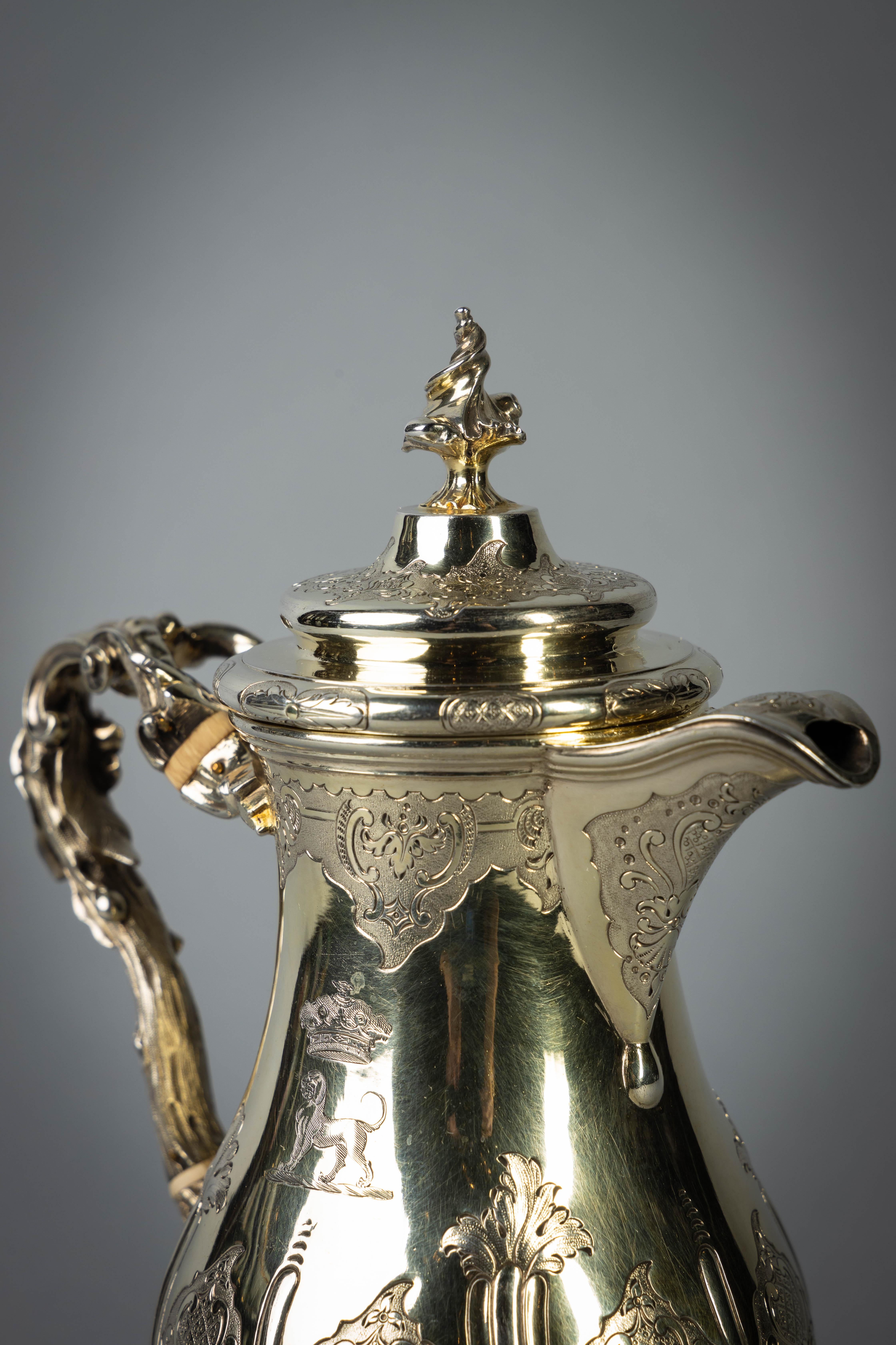 Fine and Rare William IV English Silver Gilt Coffee Jug In Good Condition For Sale In New York, NY