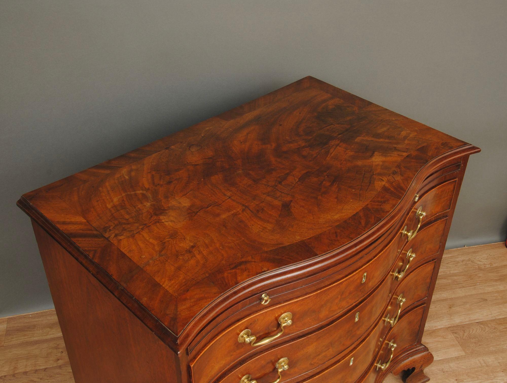 Fine and Small 18th Century Serpentine Chest of Drawers In Good Condition For Sale In Lincolnshire, GB