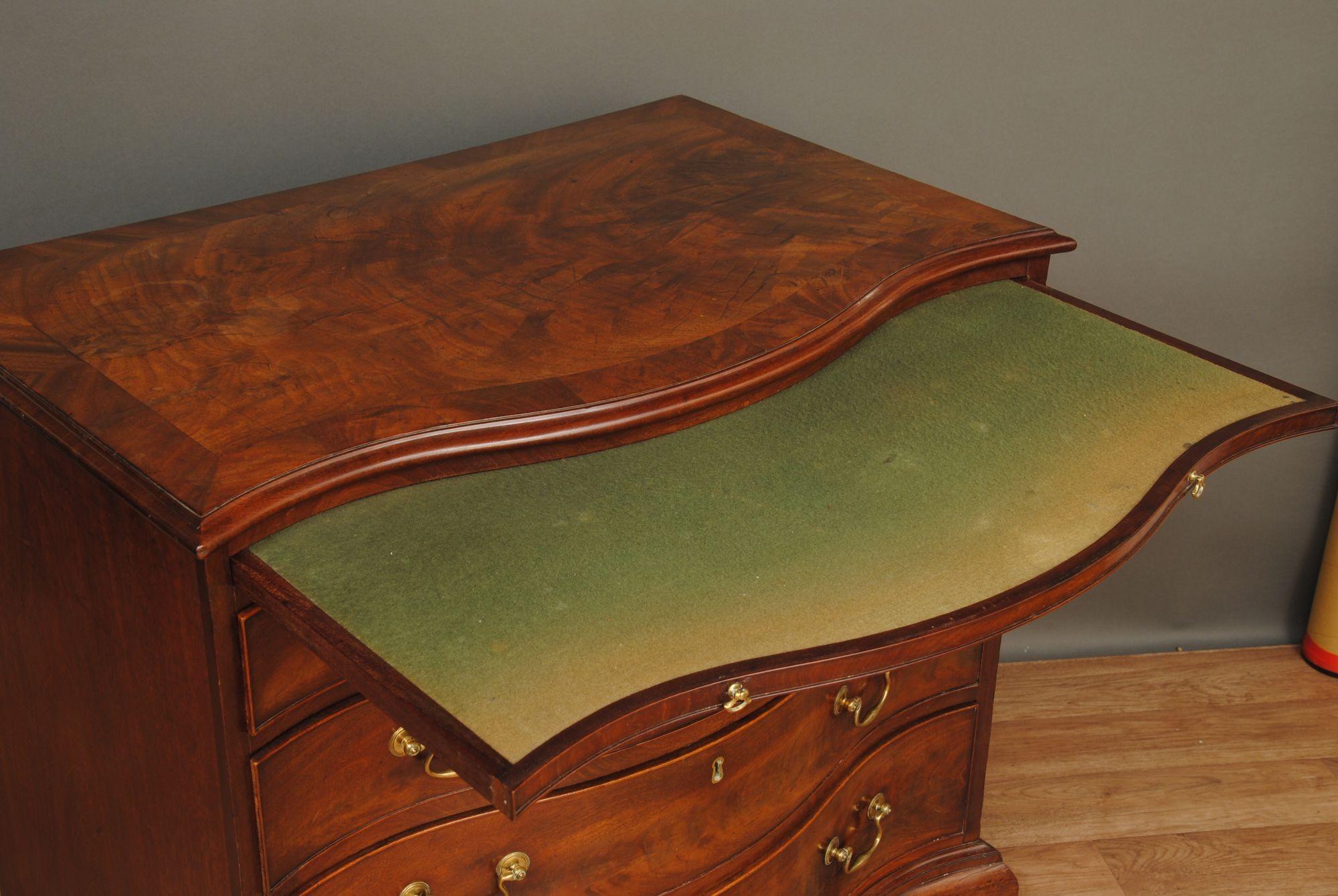 Mahogany Fine and Small 18th Century Serpentine Chest of Drawers For Sale