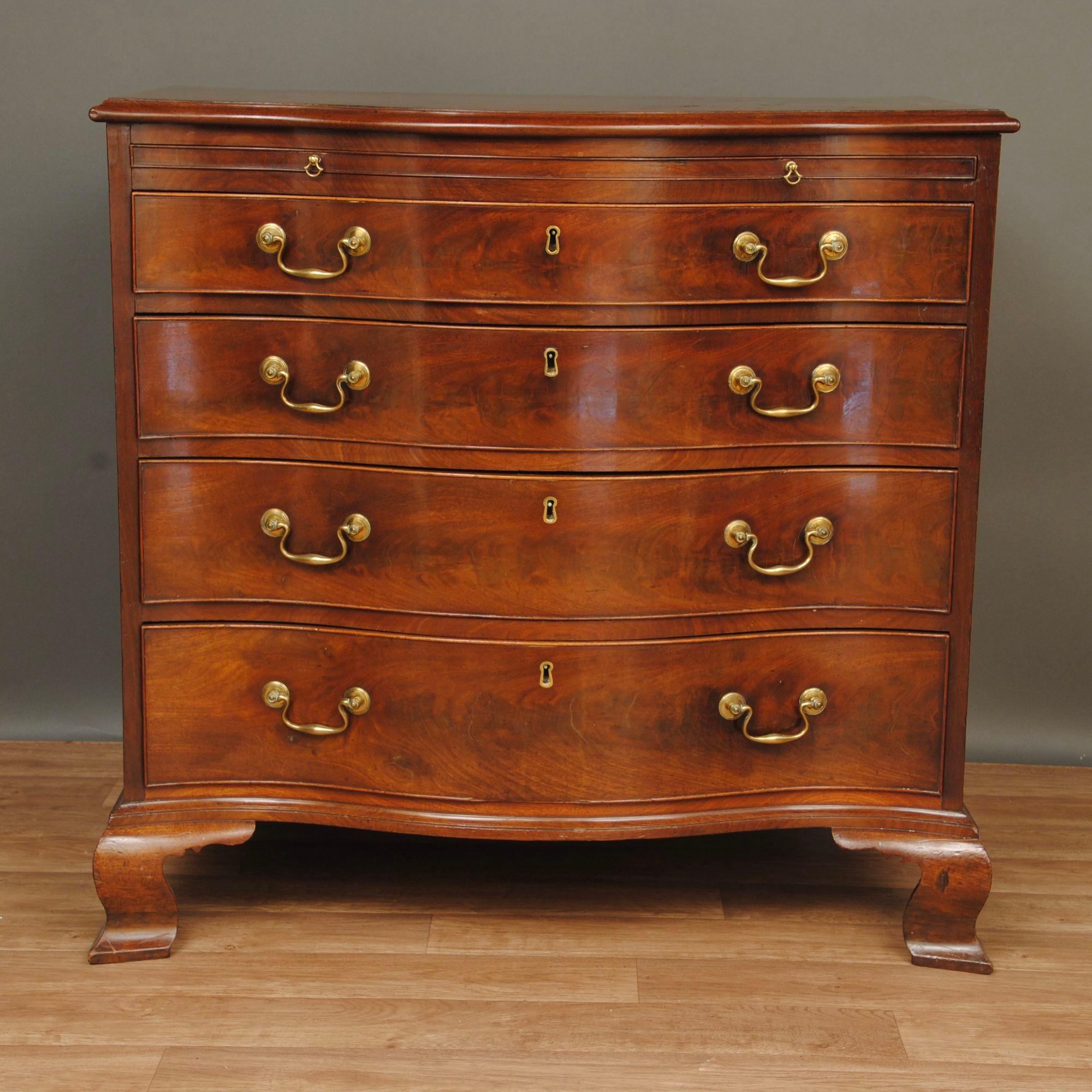 Fine and Small 18th Century Serpentine Chest of Drawers For Sale 1