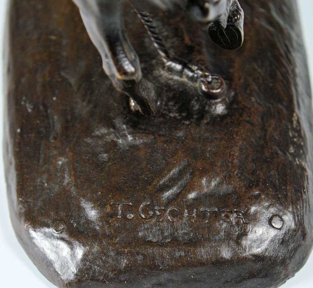Une belle figure animalière en bronze moulé patiné brun du milieu du 19e siècle représentant un cheval de travail harnaché. Les détails sont très fins et le bronze est de très belle qualité. Signé dans le bronze T. Gechter pour Jean-François