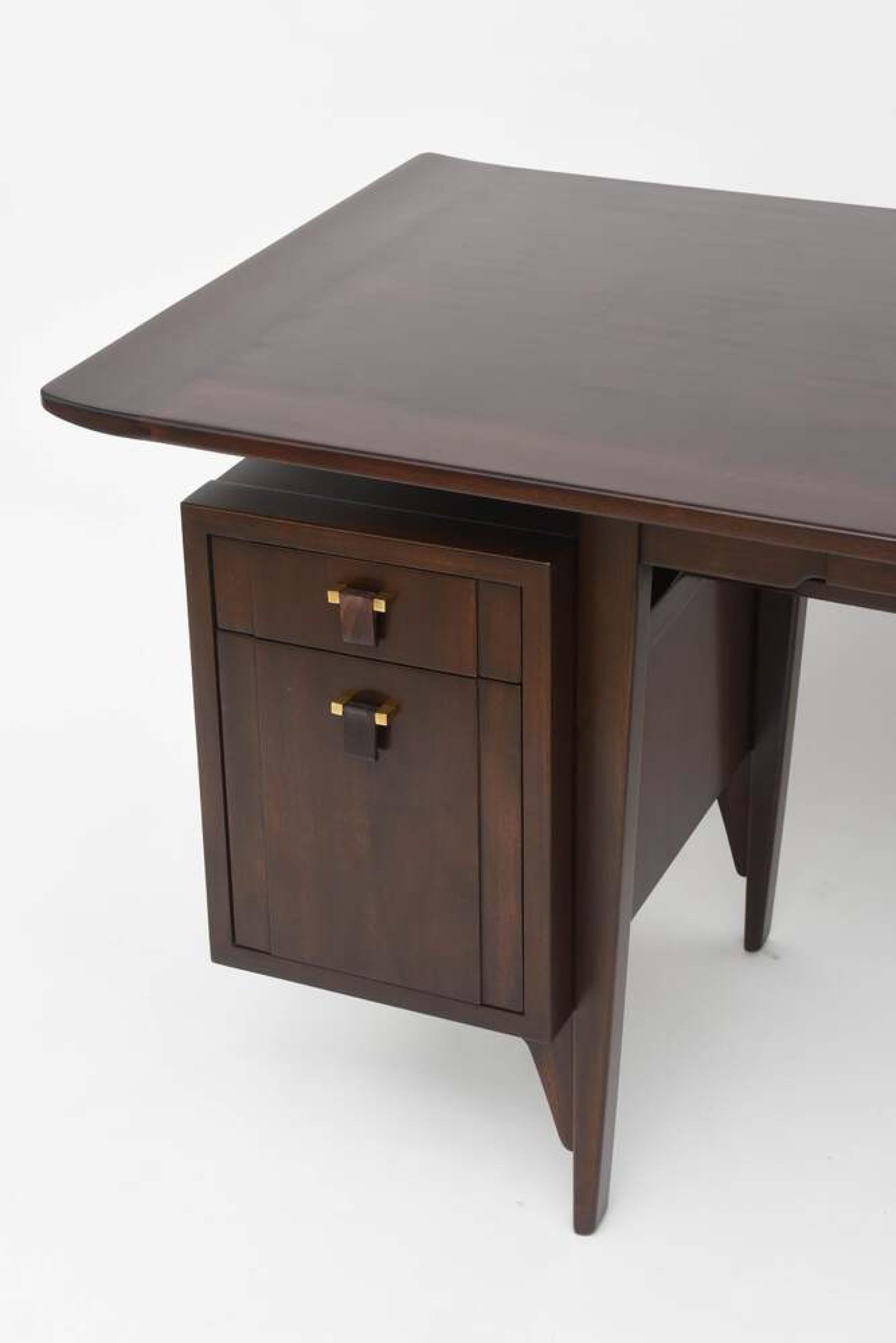 Edward Wormley Moderner amerikanischer Schreibtisch aus dunklem Nussbaumholz (Moderne der Mitte des Jahrhunderts) im Angebot