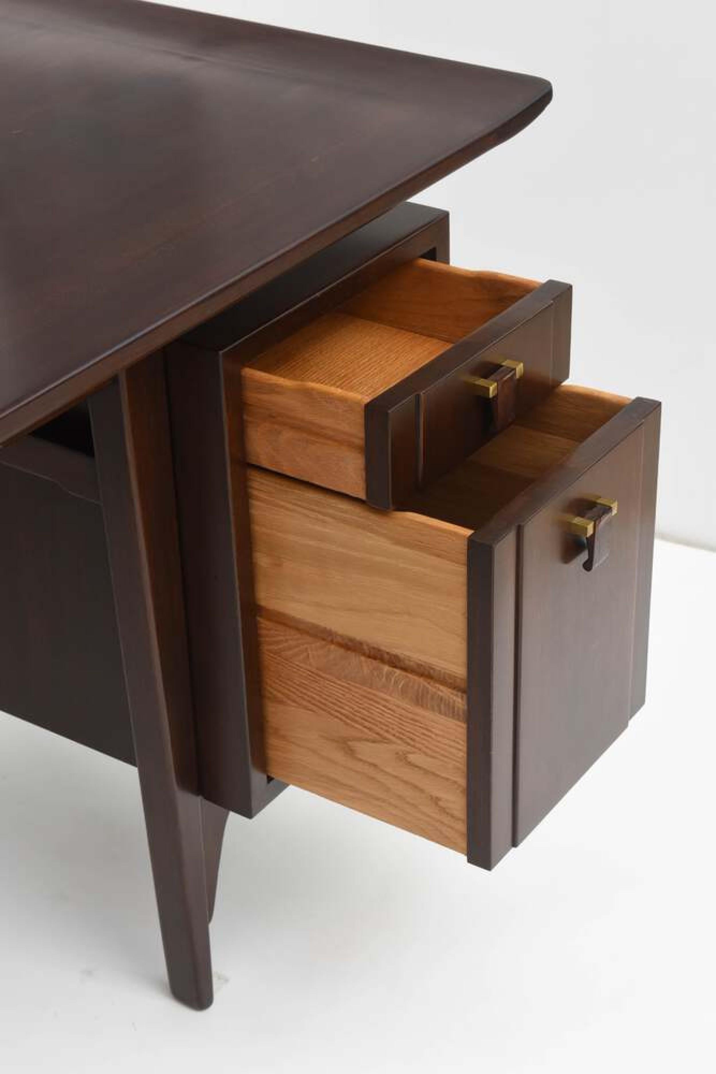 Edward Wormley Moderner amerikanischer Schreibtisch aus dunklem Nussbaumholz (Handgefertigt) im Angebot