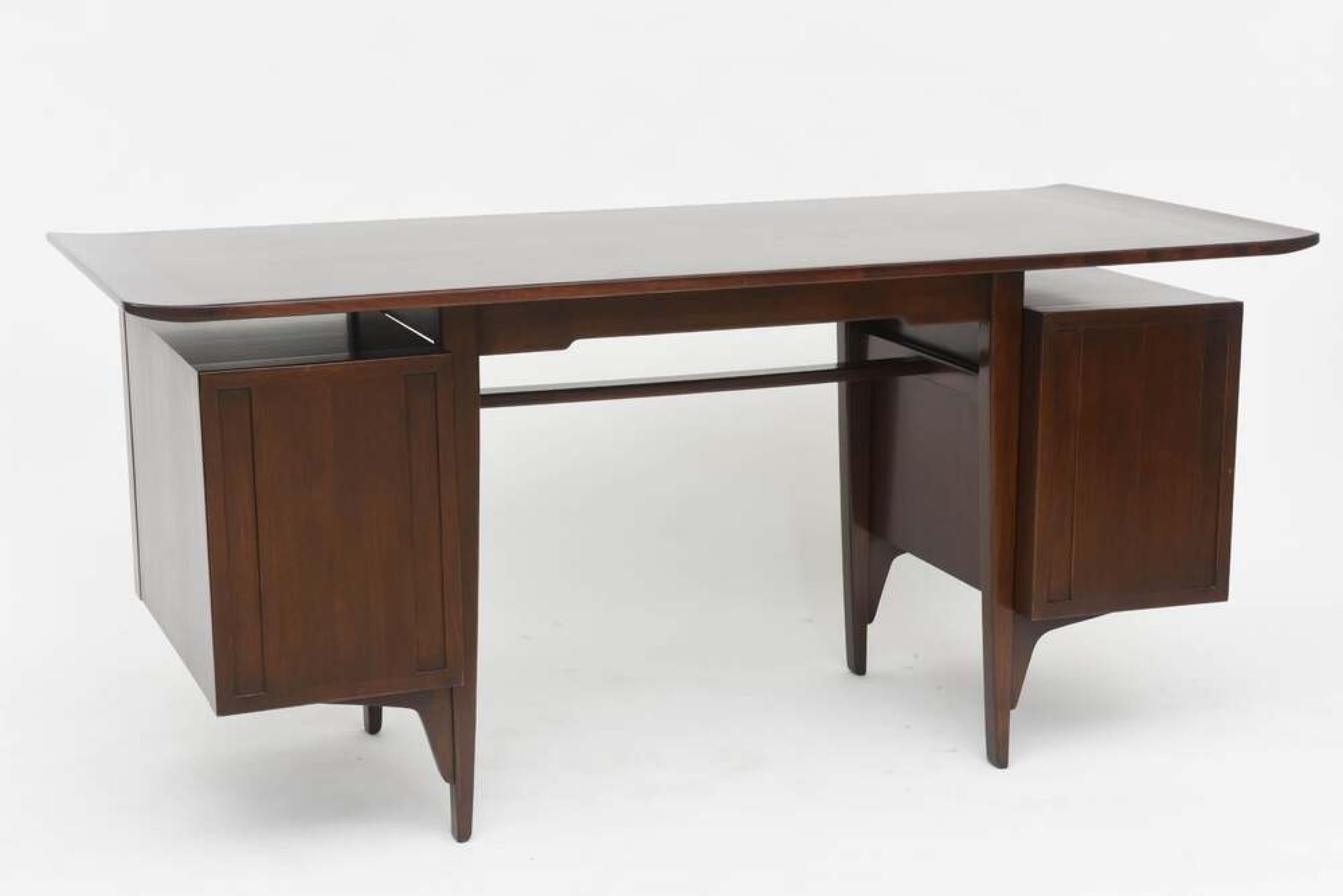 Edward Wormley Moderner amerikanischer Schreibtisch aus dunklem Nussbaumholz im Zustand „Gut“ im Angebot in Queens, NY