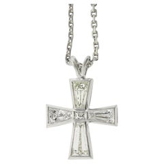 Croix de Malte en platine vintage avec diamants taillés en fantaisie.