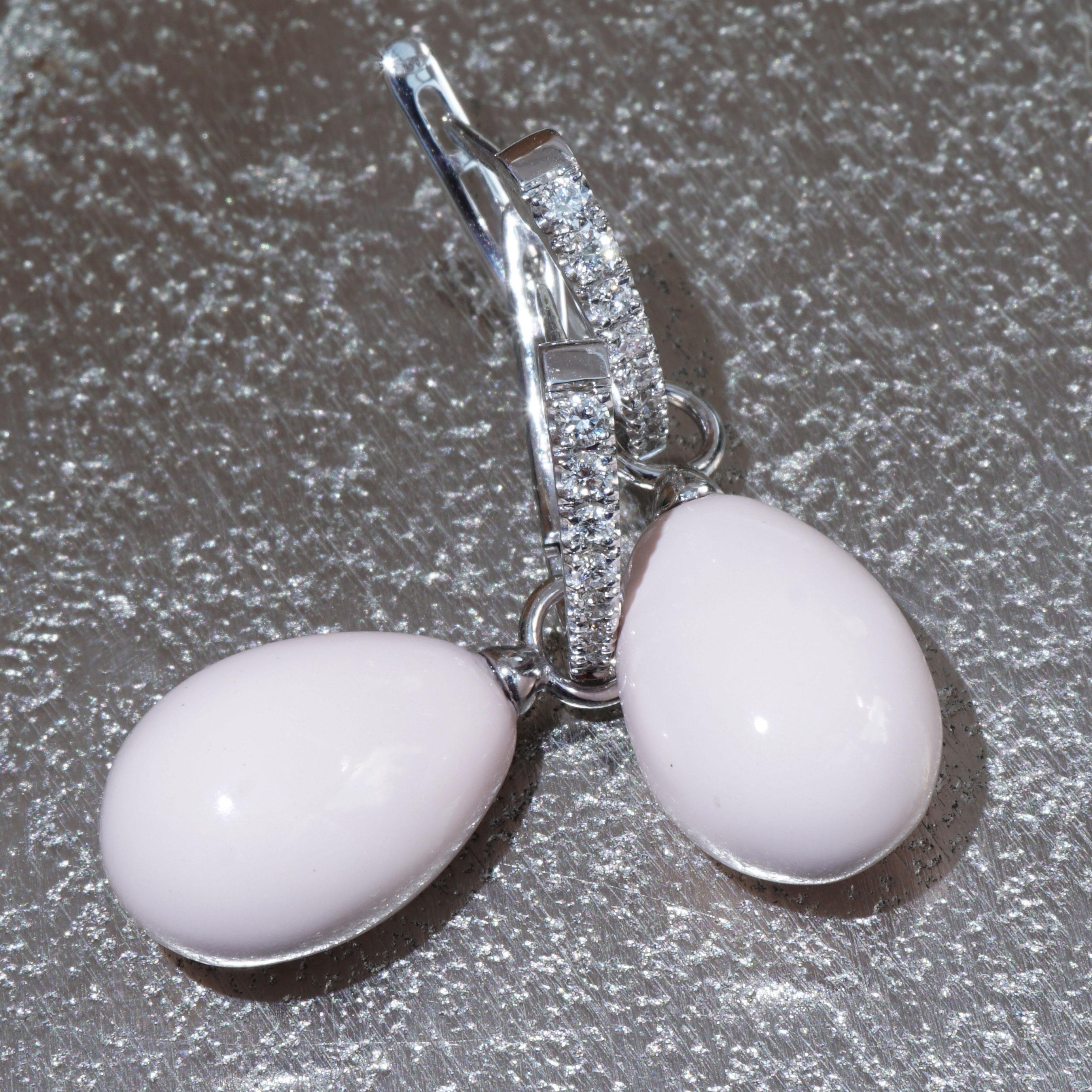 made in a traditional Italian workshop in Valenza, FINE coral drops in the coveted color delicate pink angel skin of total approx. 15.39 ct, AAA+, approx. 15 x 9 x 10 mm in size, worked as a pendant to hang and matching three-quarter hoop earrings