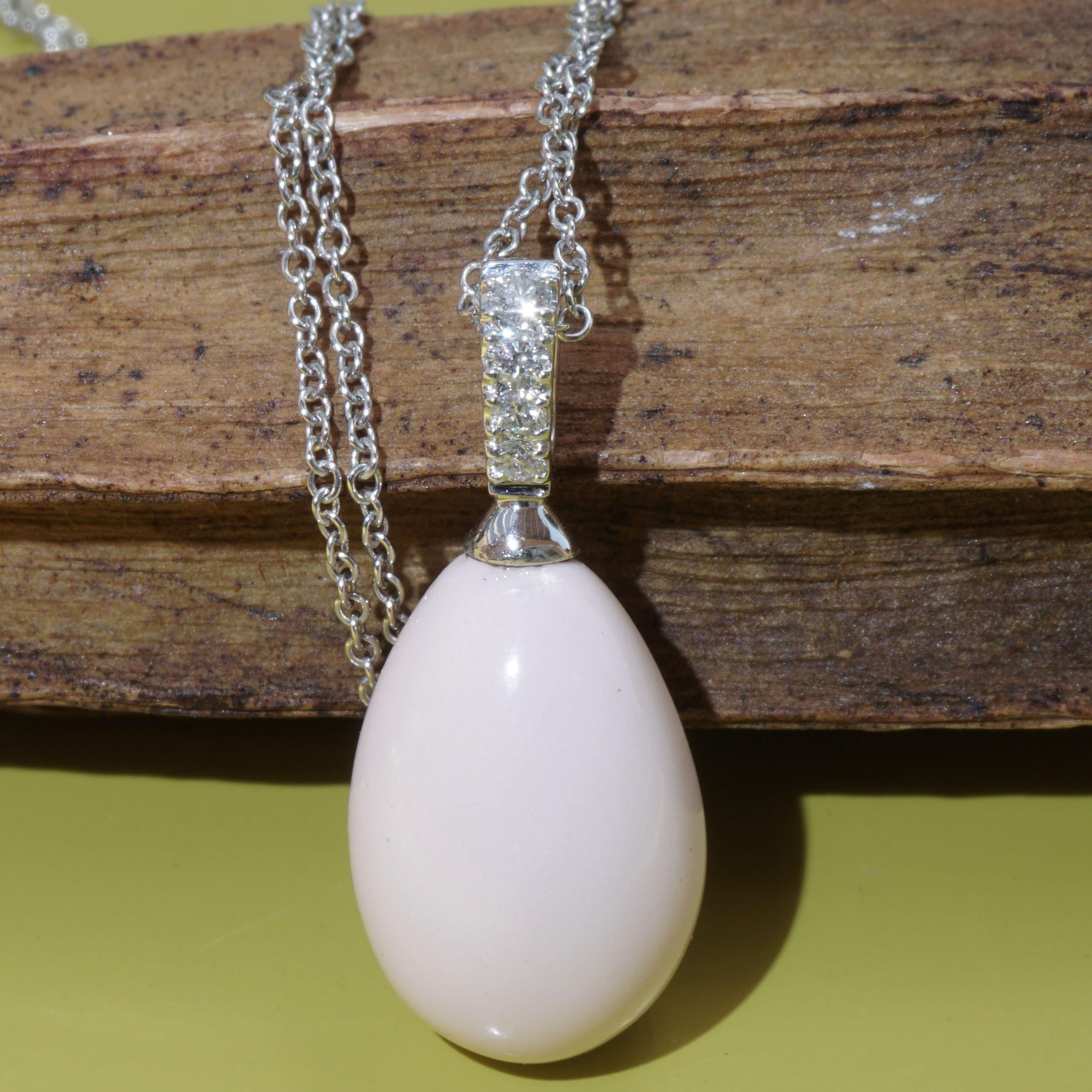  fabriqué dans un atelier italien traditionnel à Valenza.... FINE goutte de corail dans la couleur convoitée peau d'ange rose délicat d'env. 7,40 ct, AAA+, mesurant env. 15 x 9 x 10 mm, et un pendentif ovale œillet serti de diamants pleine taille