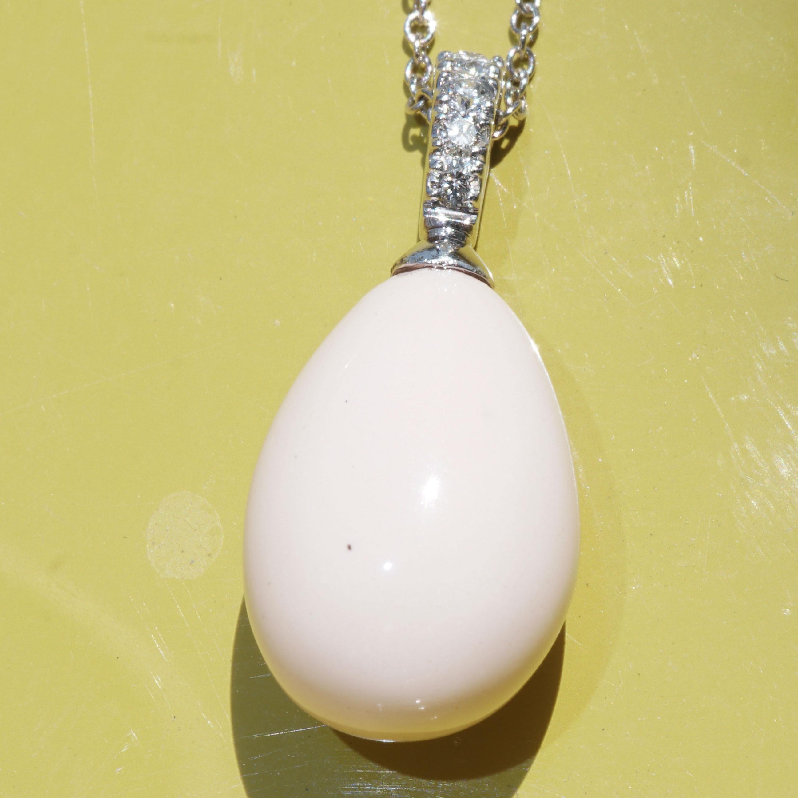 Moderne Pendentif en forme de goutte en corail fin et peau d'ange avec monture brillante et chaîne  si élégante en vente