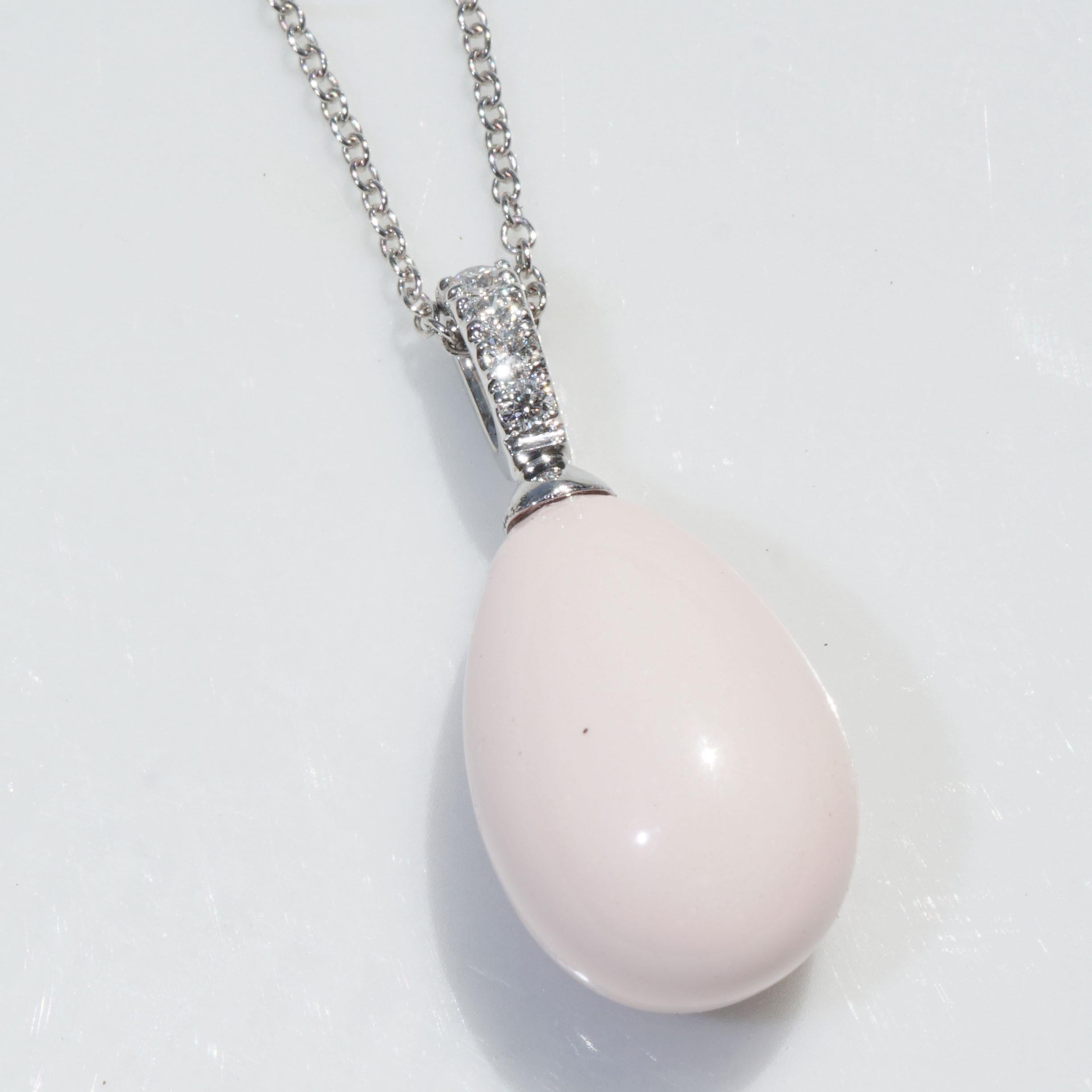 Taille brillant Pendentif en forme de goutte en corail fin et peau d'ange avec monture brillante et chaîne  si élégante en vente