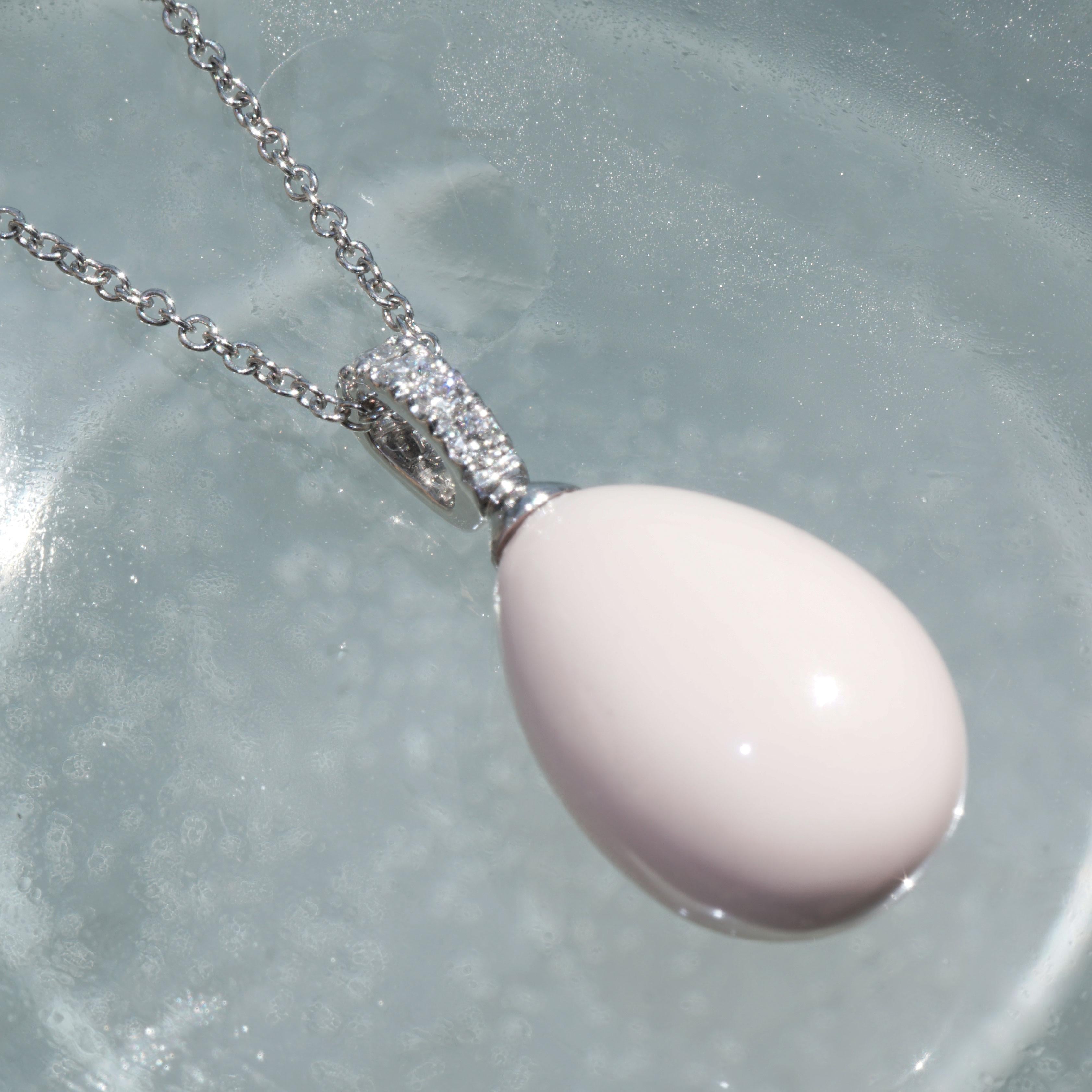 Pendentif en forme de goutte en corail fin et peau d'ange avec monture brillante et chaîne  si élégante Neuf - En vente à Viena, Viena