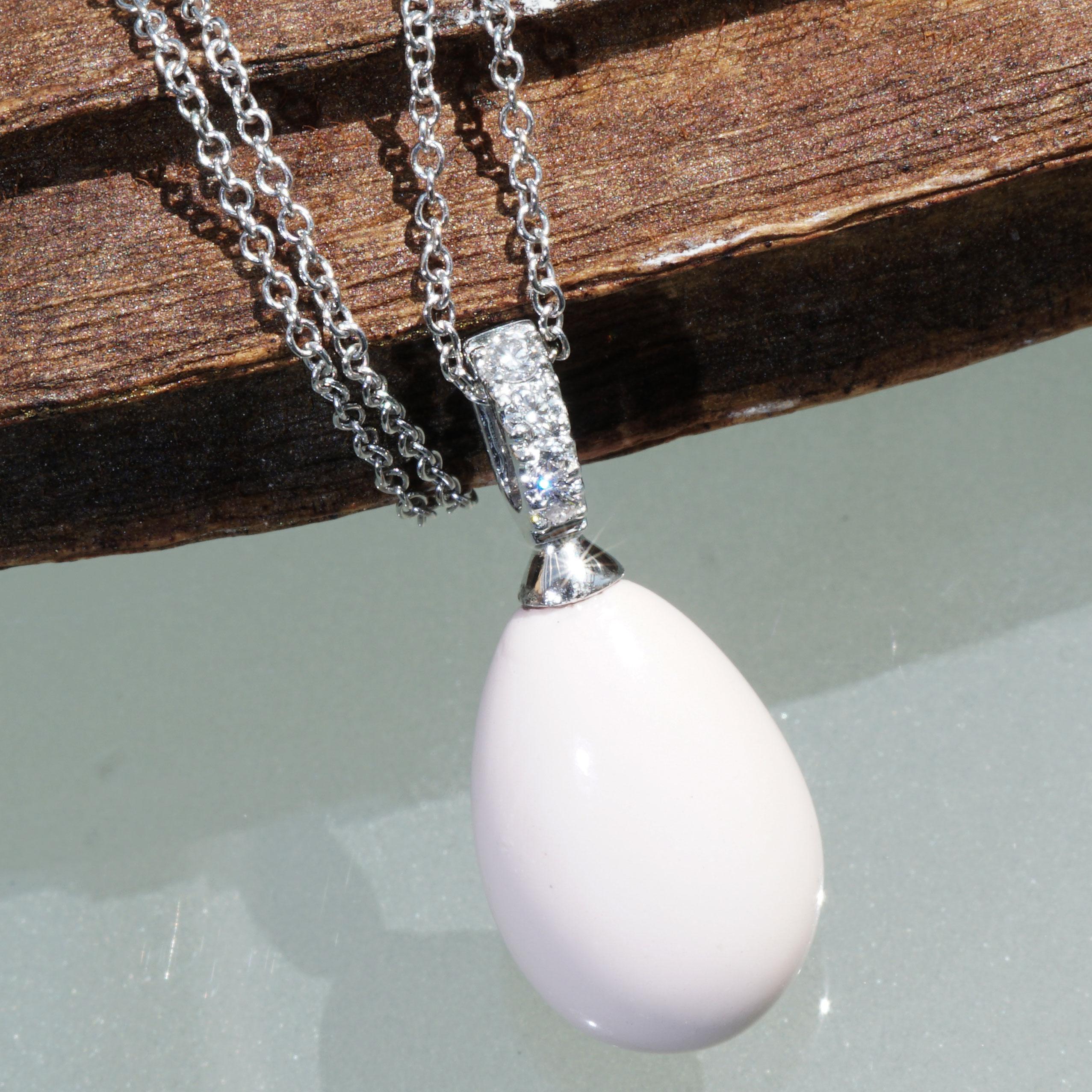 Pendentif en forme de goutte en corail fin et peau d'ange avec monture brillante et chaîne  si élégante Unisexe en vente