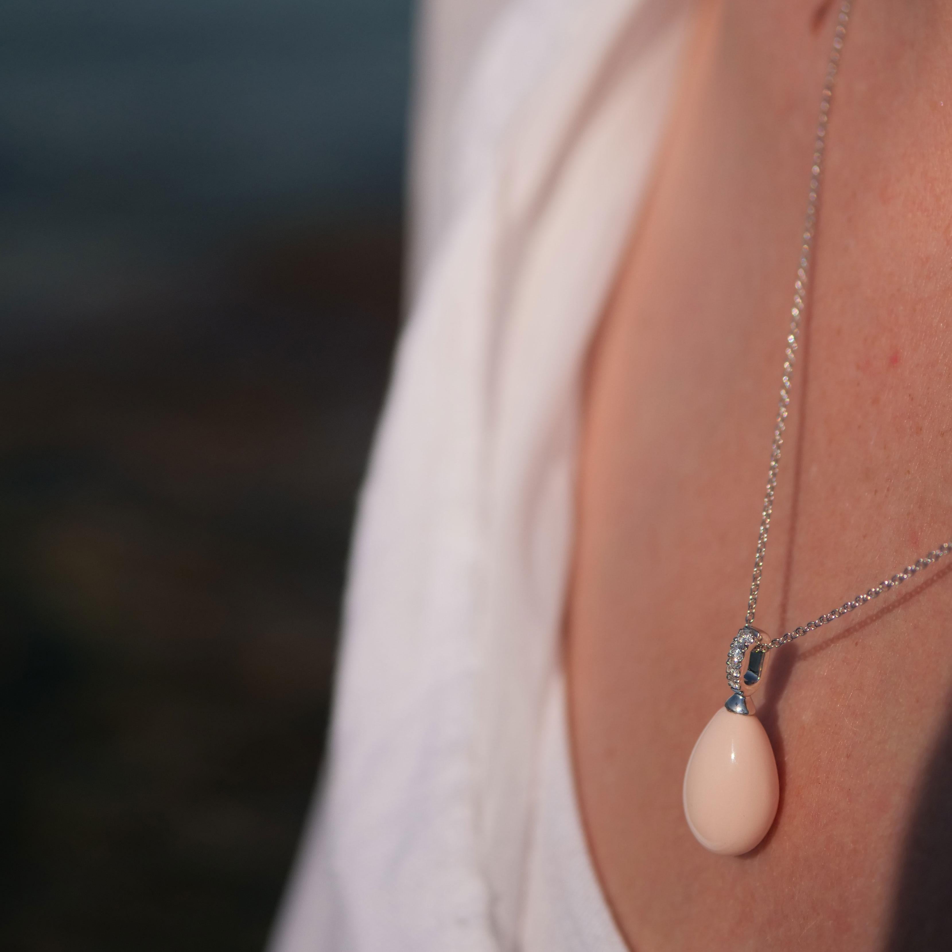 Pendentif en forme de goutte en corail fin et peau d'ange avec monture brillante et chaîne  si élégante en vente 1