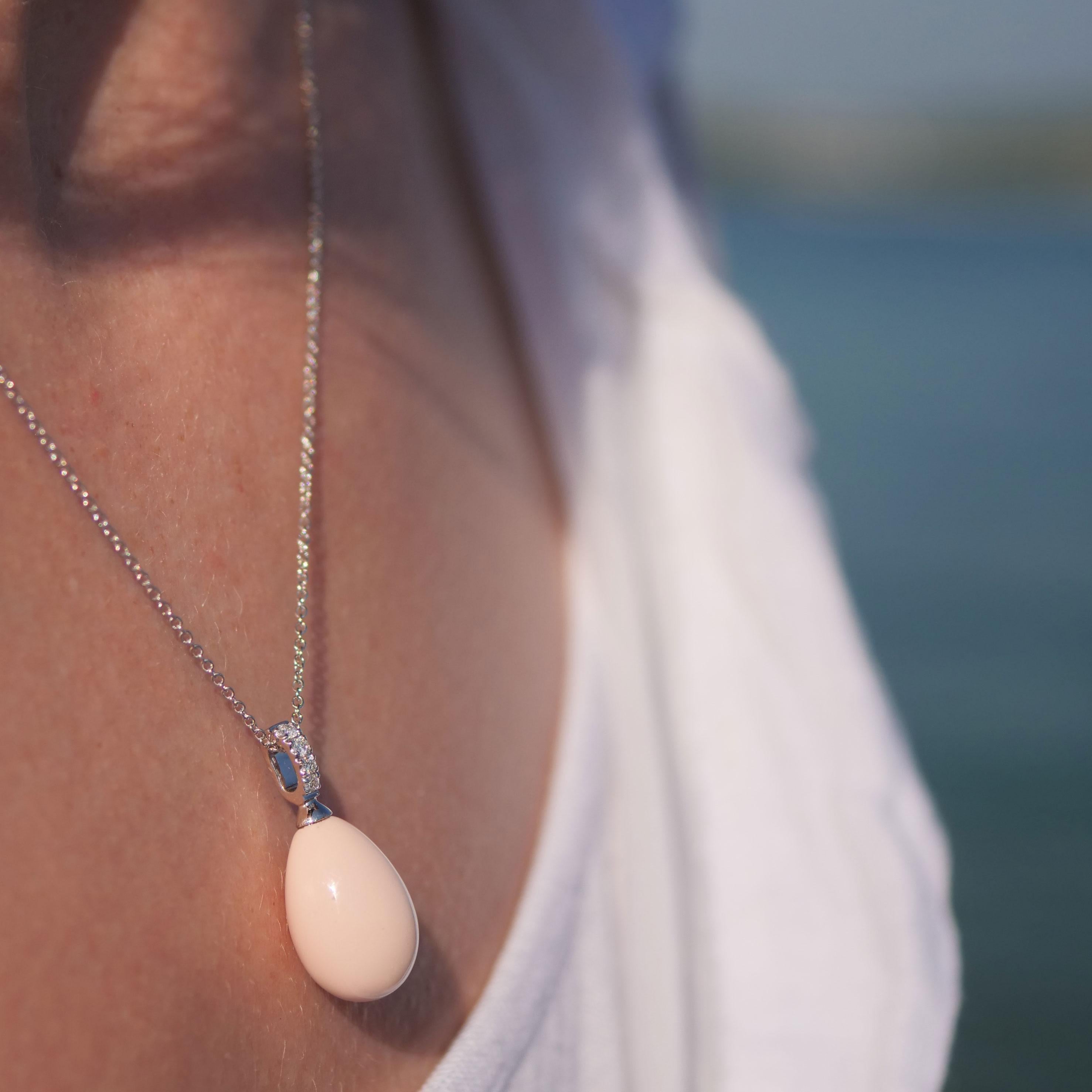 Pendentif en forme de goutte en corail fin et peau d'ange avec monture brillante et chaîne  si élégante en vente 2