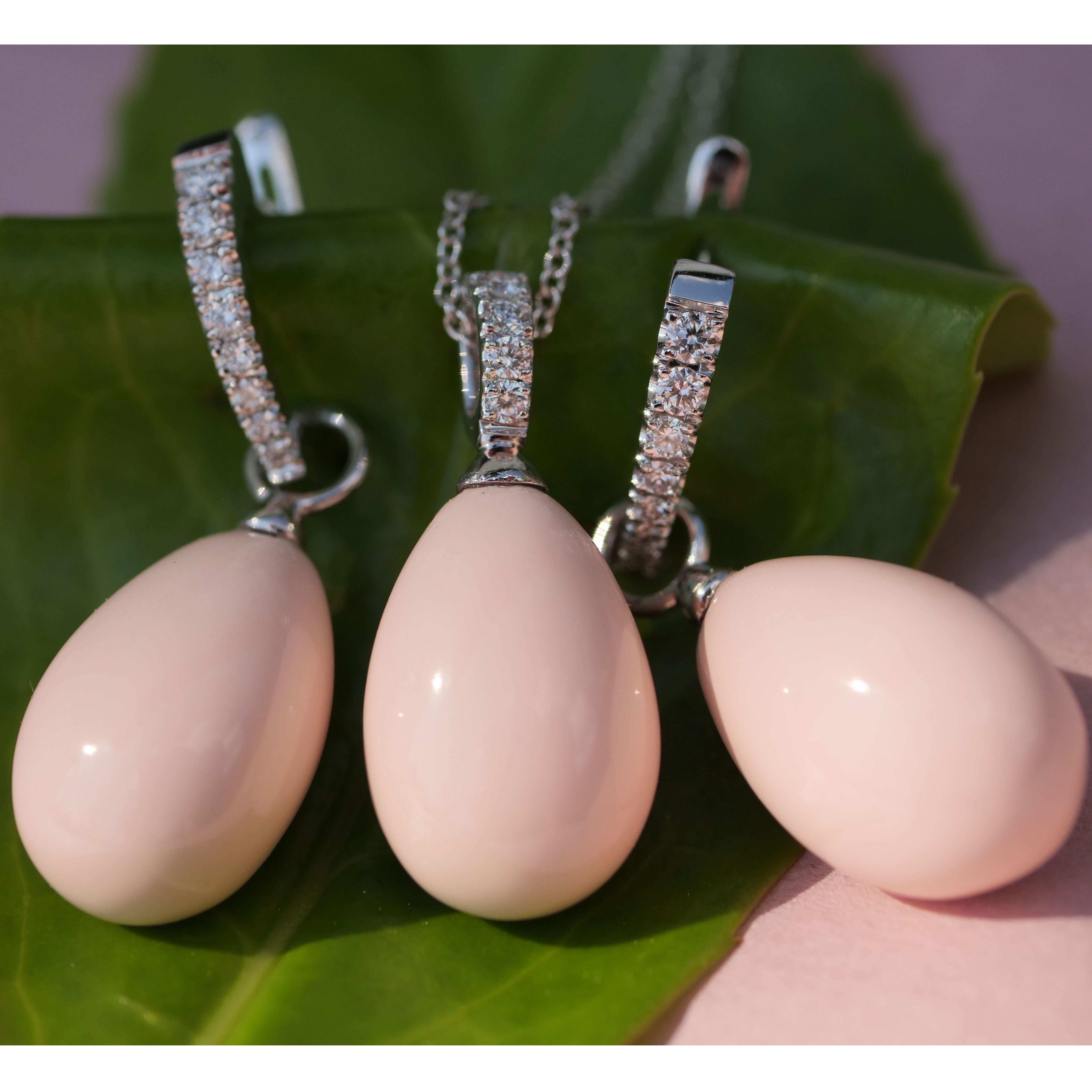 Pendentif en forme de goutte en corail fin et peau d'ange avec monture brillante et chaîne  si élégante en vente 3