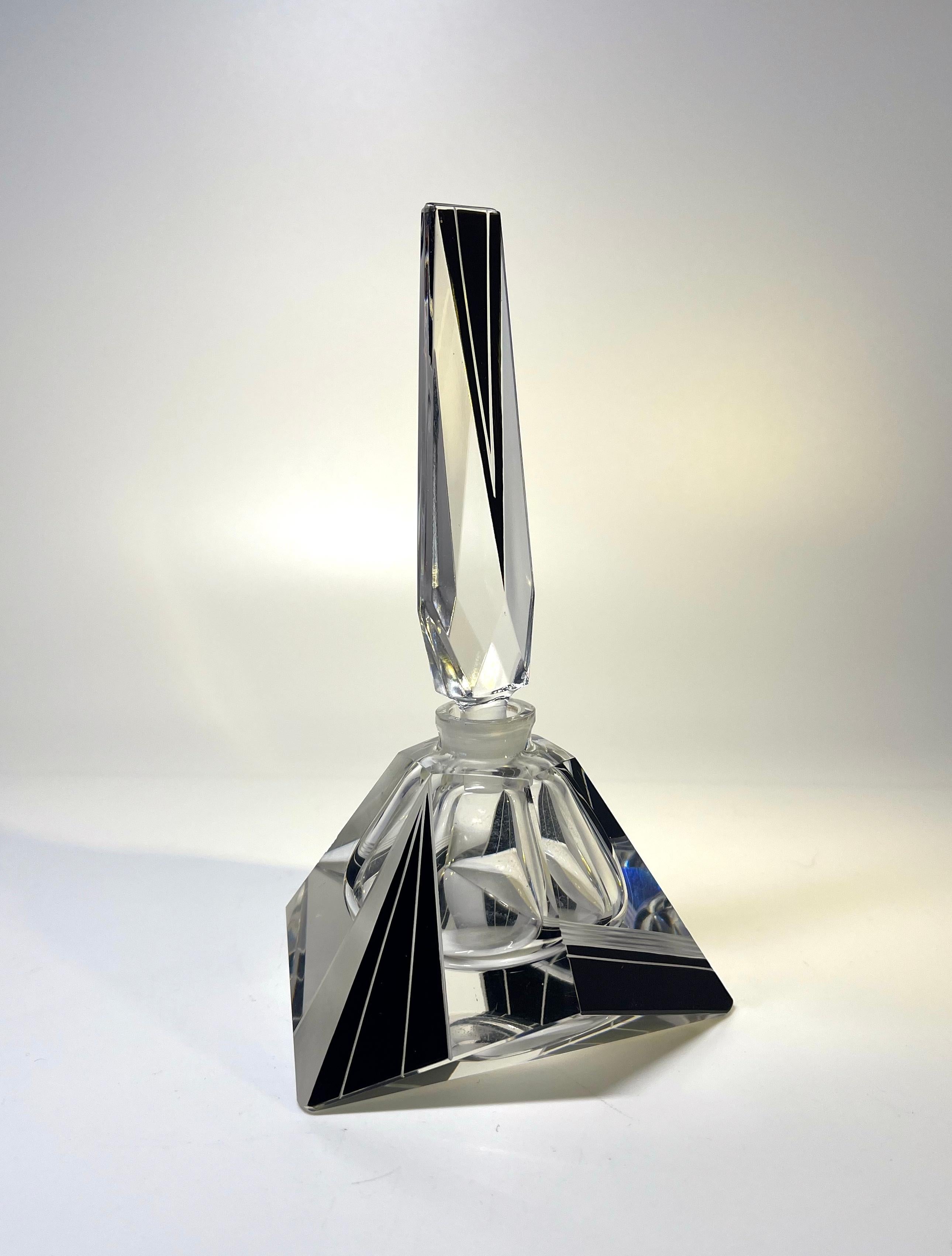 Tchèque Bouteille de parfum en cristal émaillé noir Art déco tchèque 1930 en vente
