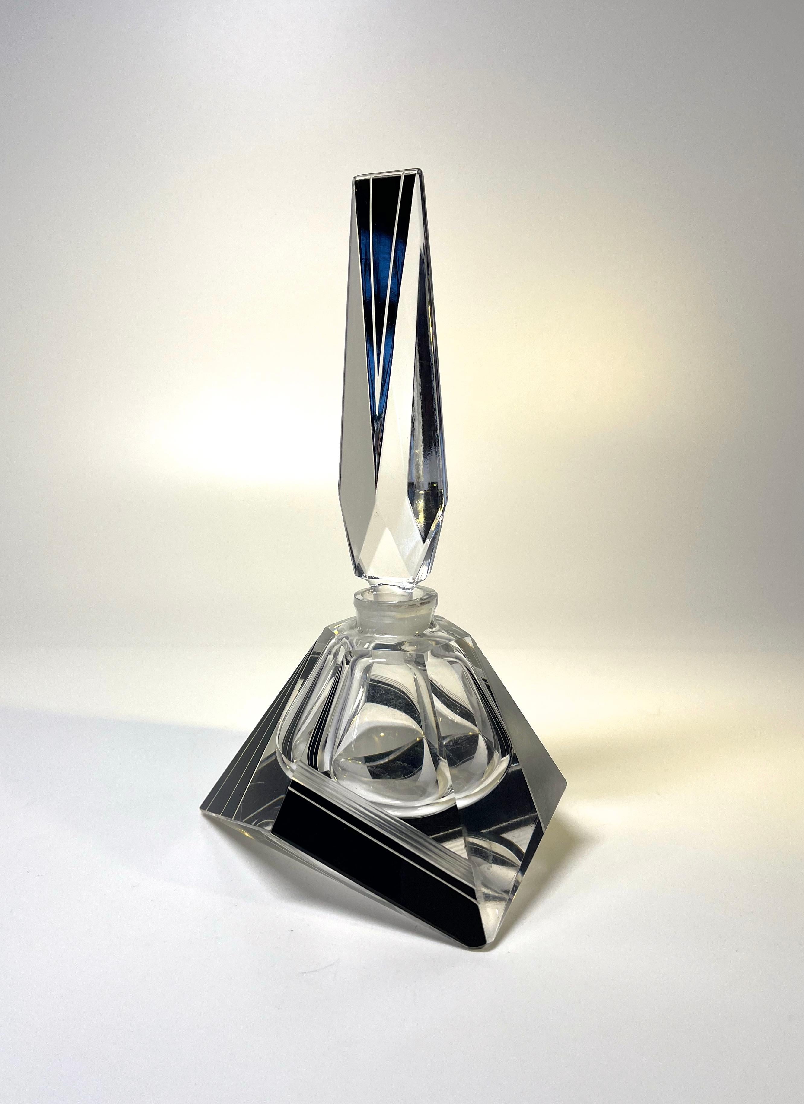Bouteille de parfum en cristal émaillé noir Art déco tchèque 1930 Bon état - En vente à Rothley, Leicestershire