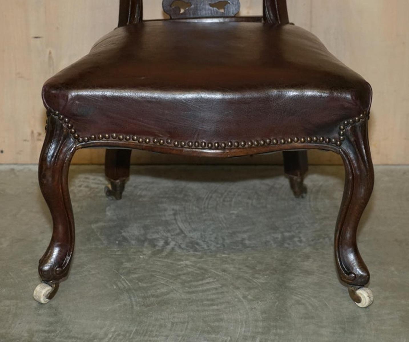 Feine antike 1830 William iv Hahnenkampf Brown Leder Stuhl Original Rollen im Angebot 7