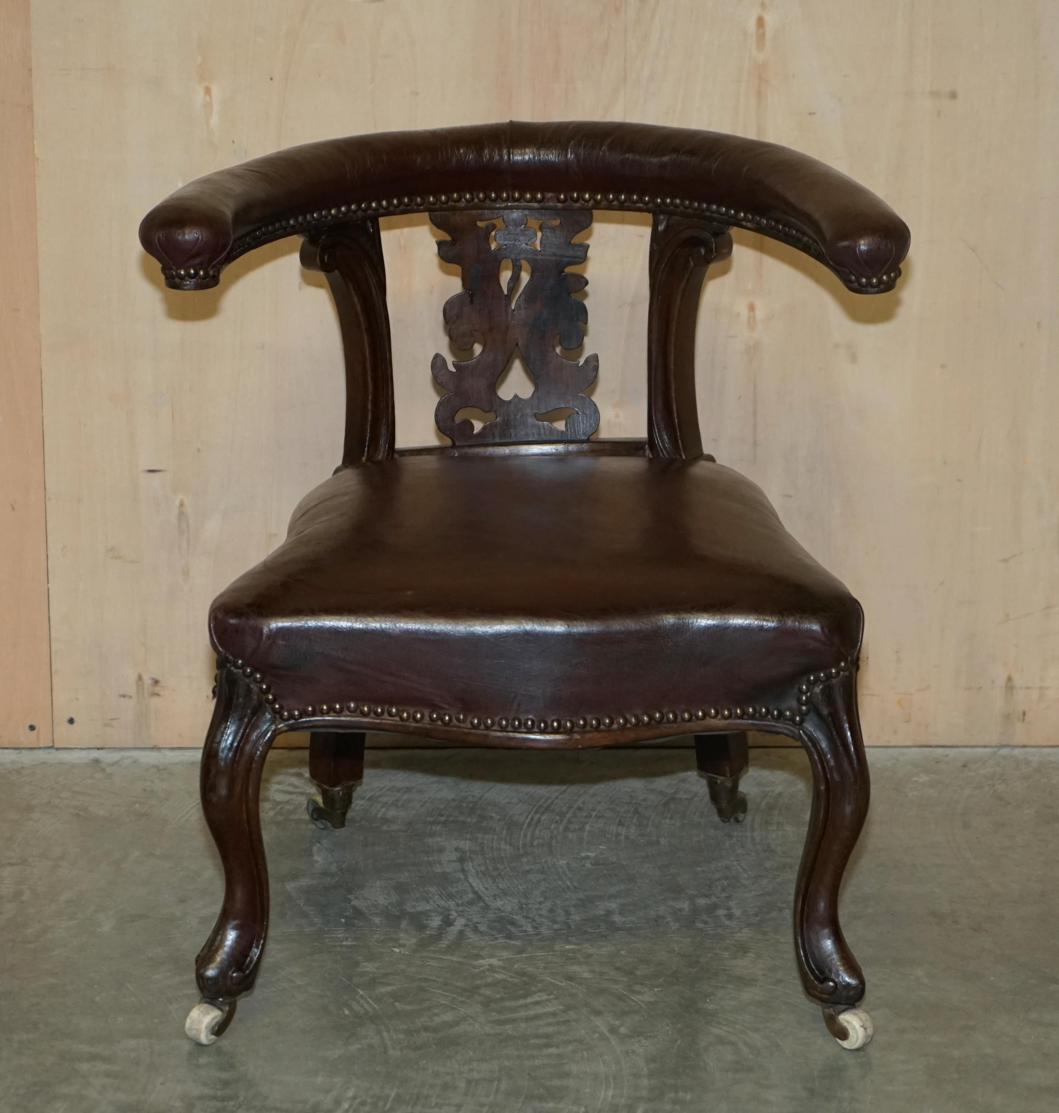 Nous sommes ravis d'offrir à la vente cet important fauteuil William IV Cockfighting, fabriqué à la main en Angleterre vers 1830.

Il s'agit vraiment d'un fauteuil exquis, d'un pur meuble d'art sous tous les angles, dont le design remonte au XVIIIe