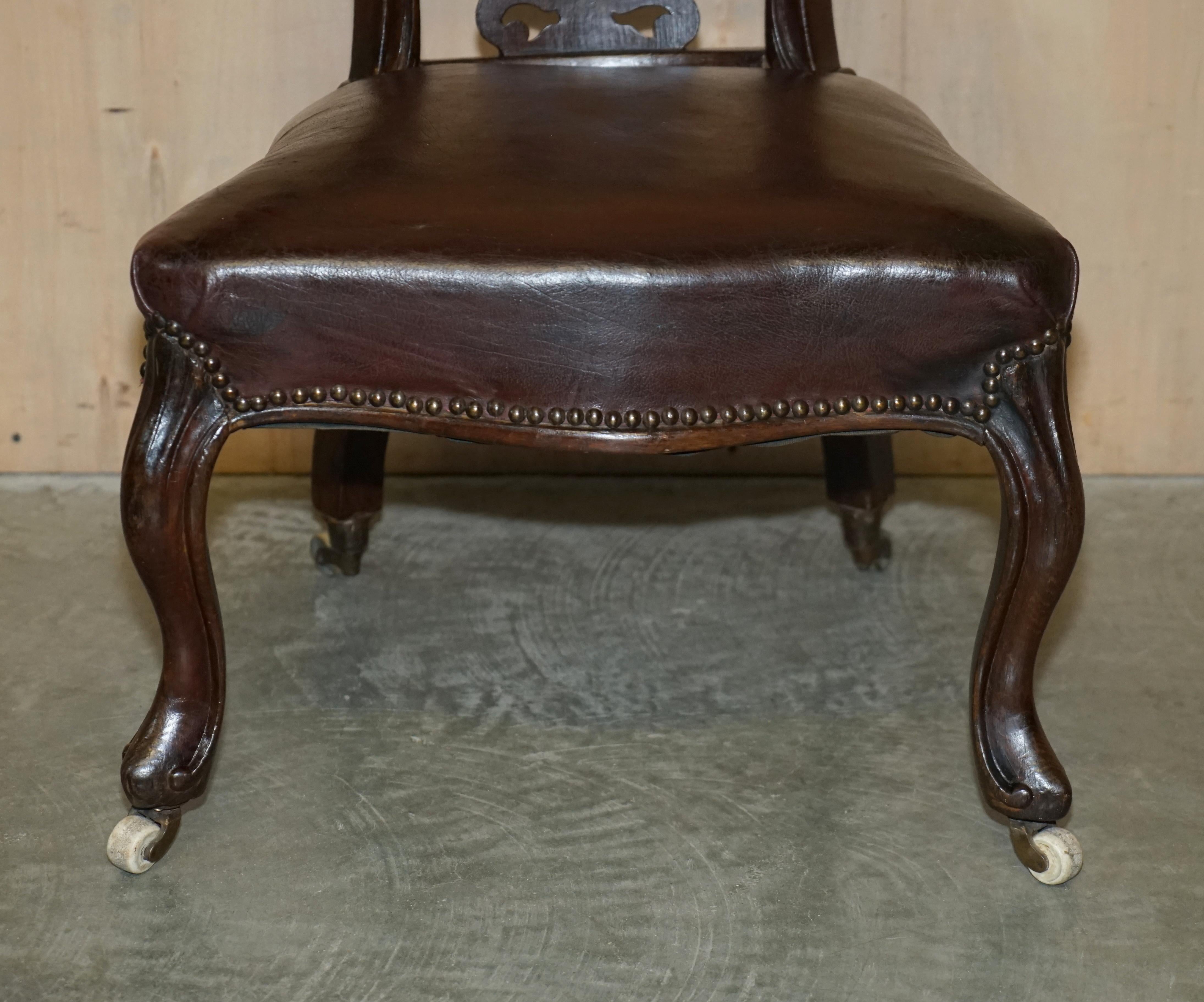 English Fine Antique 1830 William iv Cockfighting Brown Leather Chair Original Castors For Sale