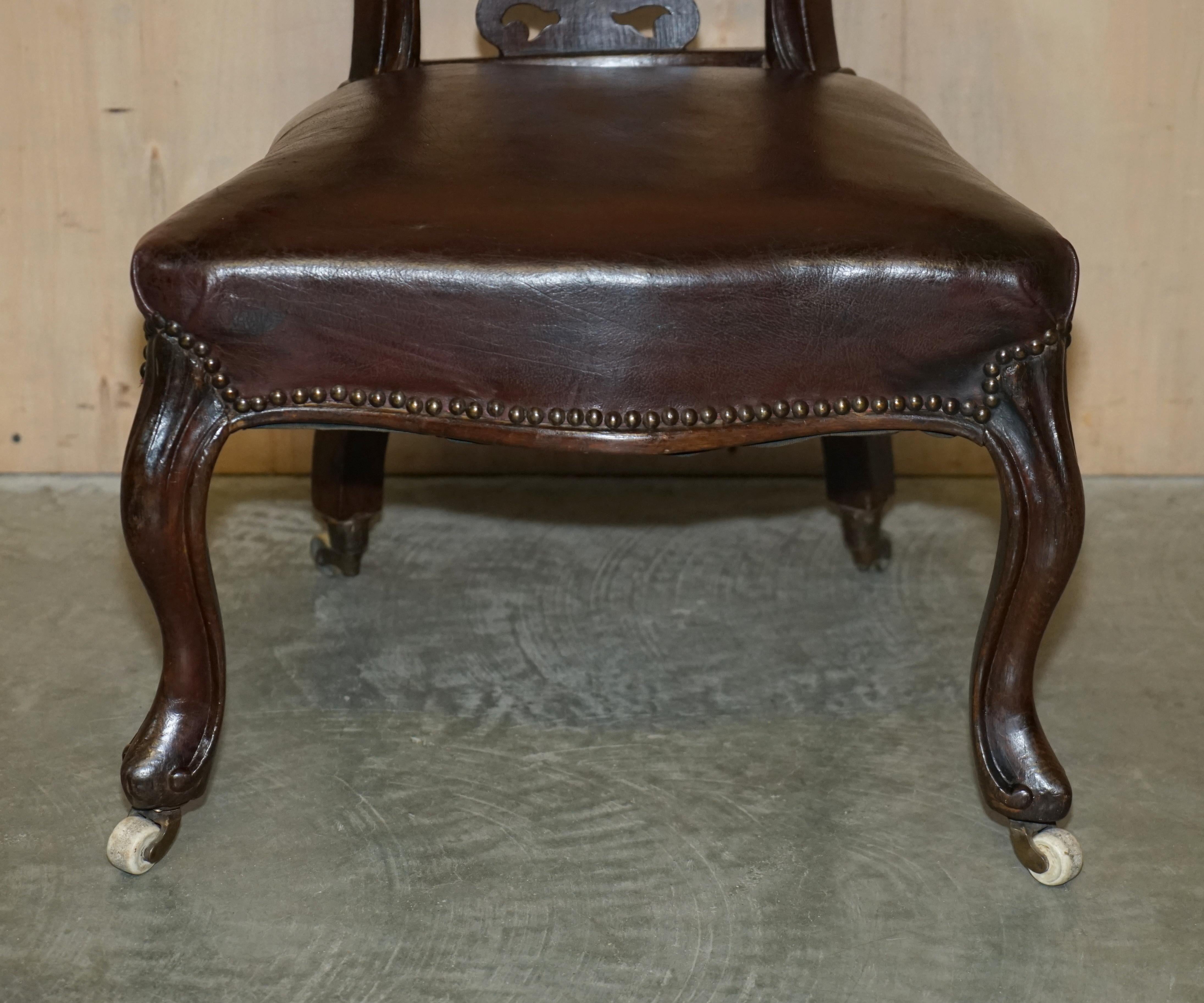 Fait main Fauteuil ancien de combat William IV en cuir marron avec roulettes d'origine, 1830 en vente