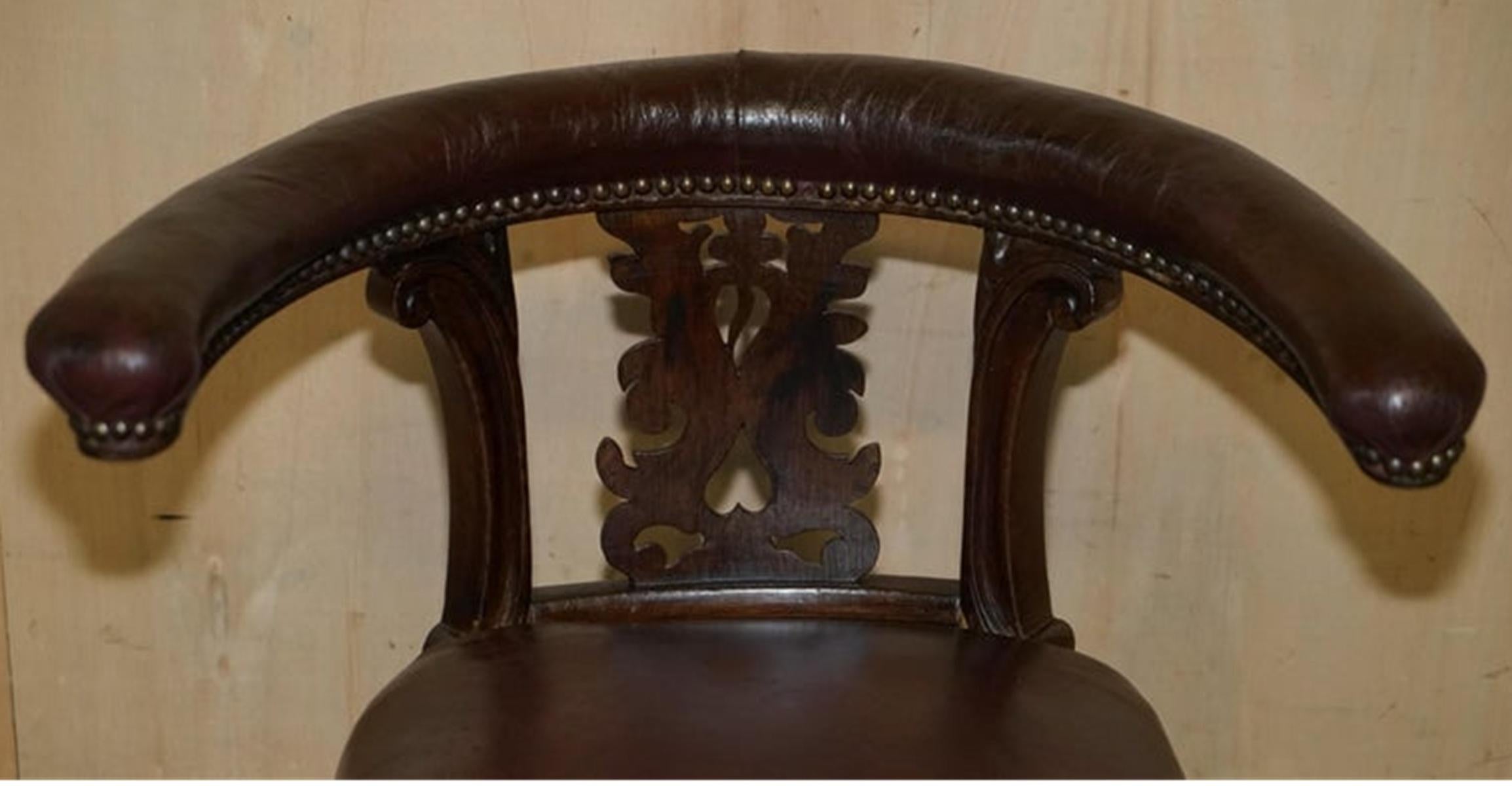 Feine antike 1830 William iv Hahnenkampf Brown Leder Stuhl Original Rollen (Englisch) im Angebot