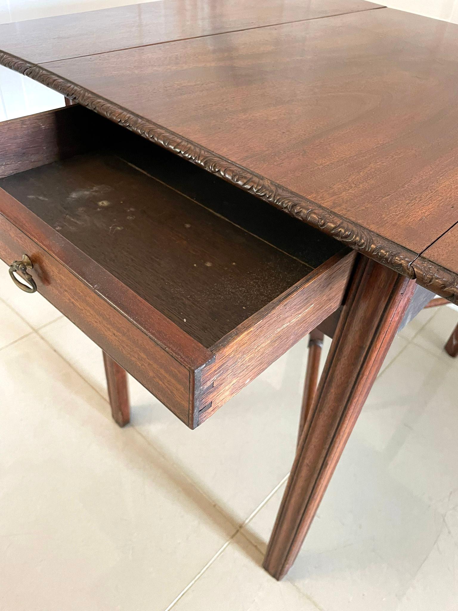 Belle table Pembroke ancienne en acajou pour enfants Chippendale du 18ème siècle en vente 4