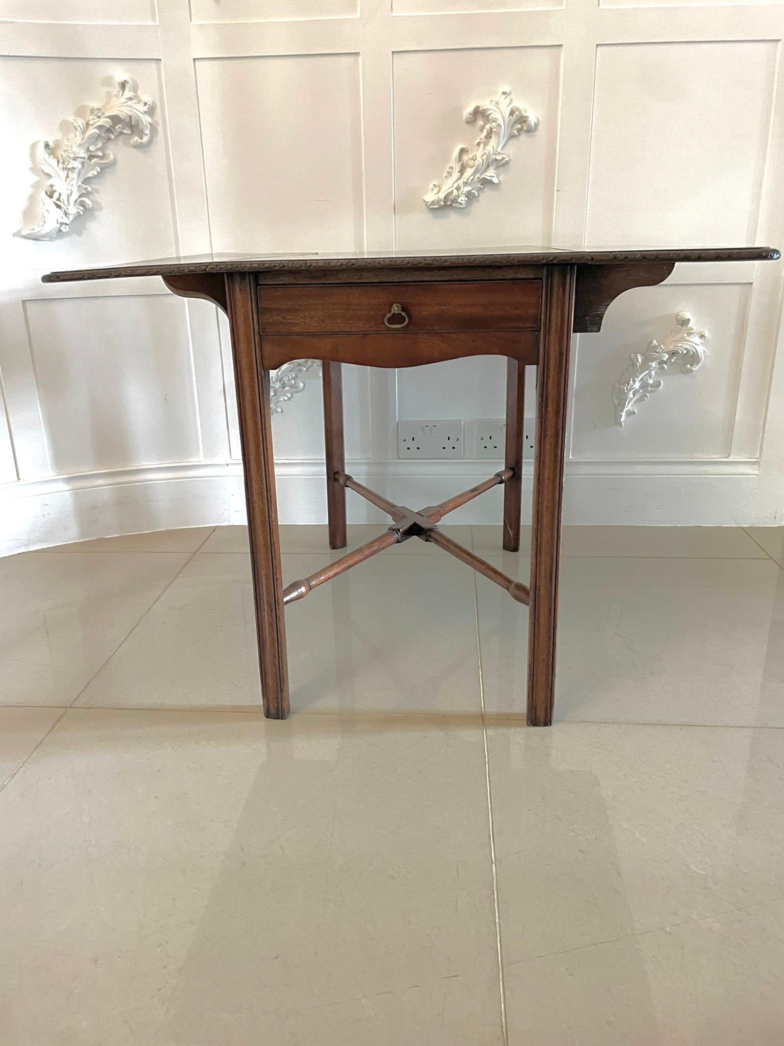 Belle table Pembroke ancienne en acajou pour enfants Chippendale du 18ème siècle en vente 8