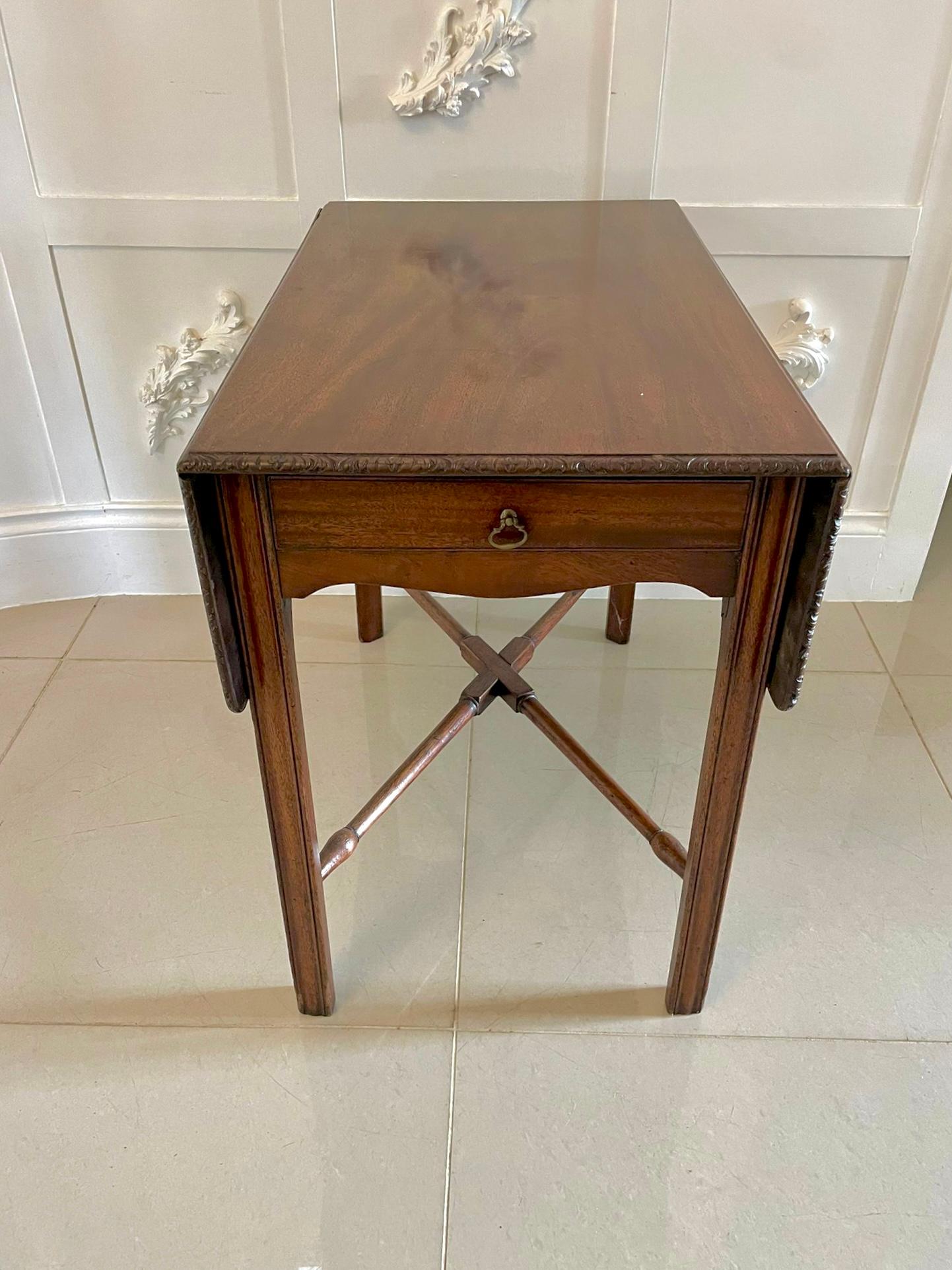 Belle table Pembroke ancienne en acajou pour enfants Chippendale du 18ème siècle Bon état - En vente à Suffolk, GB