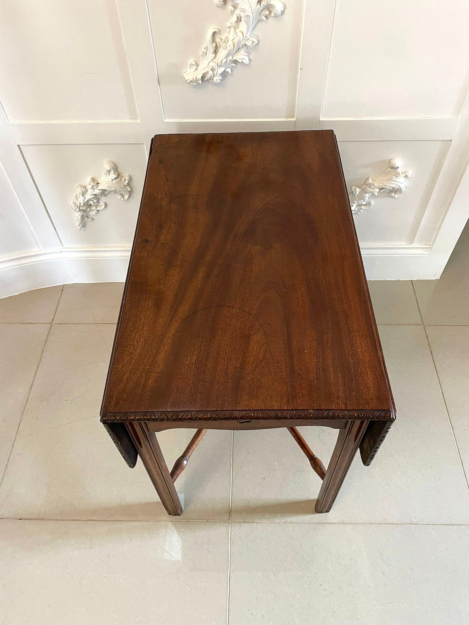 XVIIIe siècle et antérieur Belle table Pembroke ancienne en acajou pour enfants Chippendale du 18ème siècle en vente